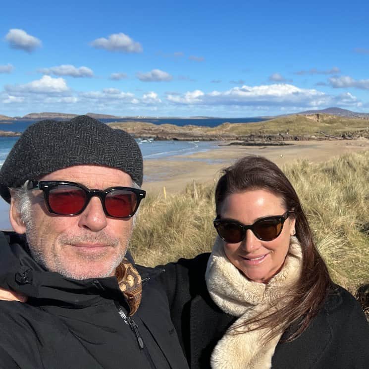 ピアース・ブロスナンのインスタグラム：「And that’s a wrap! Mullaghderg Beach along the wild Atlantic way. The luck of the Irish was with us as the sun shone upon us during the filming of “The Four Letters of Love.”」