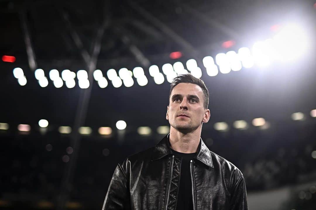 アルカディウシュ・ミリクのインスタグラム：「Looking forward to be on the pitch…soon ⏳」
