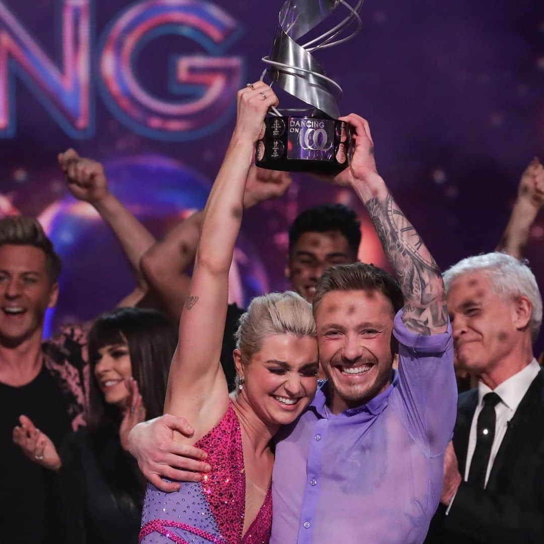 ナイル・ウィルソンのインスタグラム：「WOW 🤯 Thank you so much from the bottom of our hearts 🤍🙏🏼 What a journey it has been! I worked so hard to become the best skater I possibly could & I hoped it put a smile on people’s faces 🥰⛸️ Olivia you’re an incredible human being! DOI 2023 Winners baby let’s Go! See ya on the beach 🥂🏖️🫡」