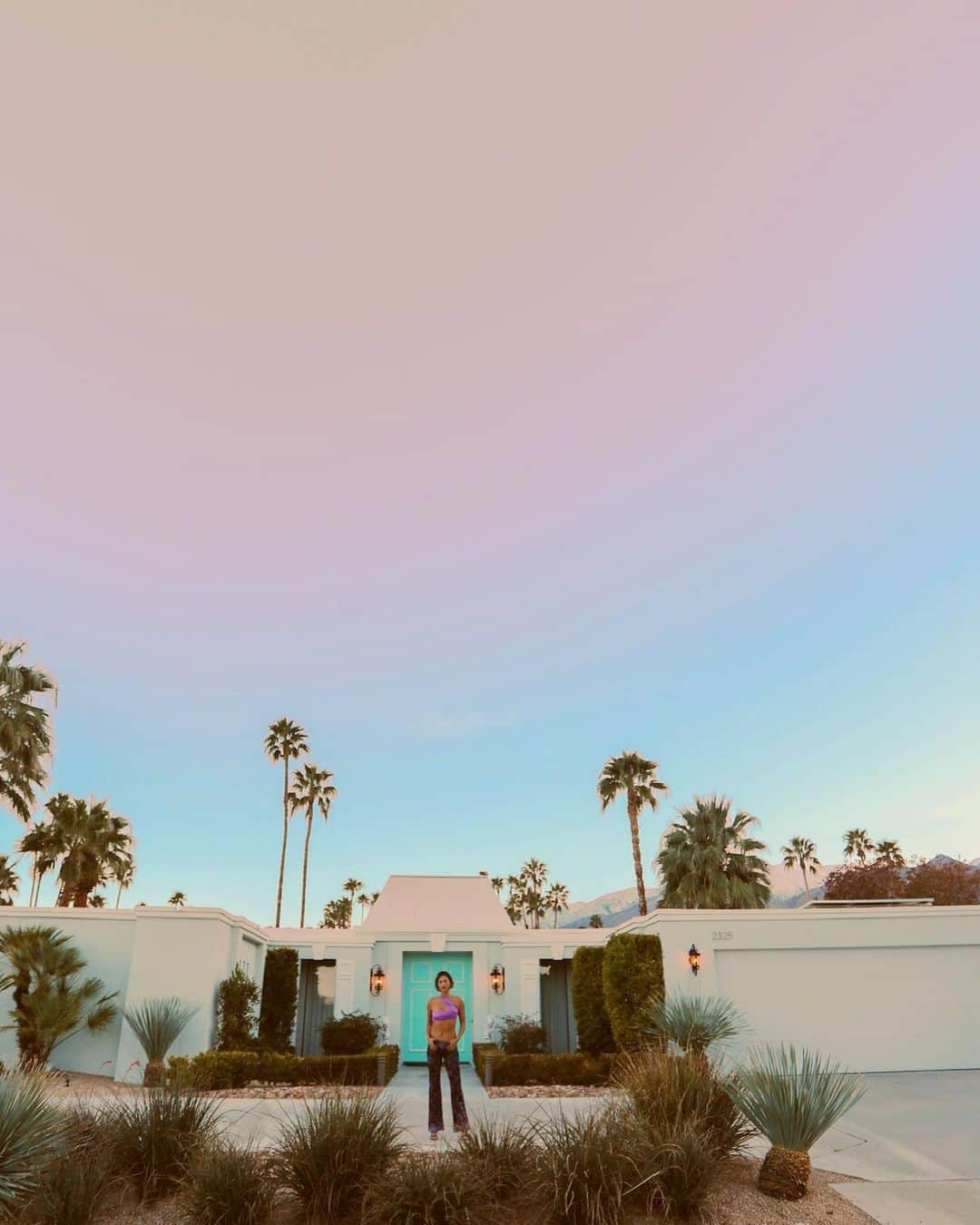 ジョーディン・テイラーさんのインスタグラム写真 - (ジョーディン・テイラーInstagram)「Here are a few slides of me roasting in the desert to remind you that we have a ton of epic house rentals for Coachella this year 💜 DM me」3月14日 0時15分 - jordyntaylornow