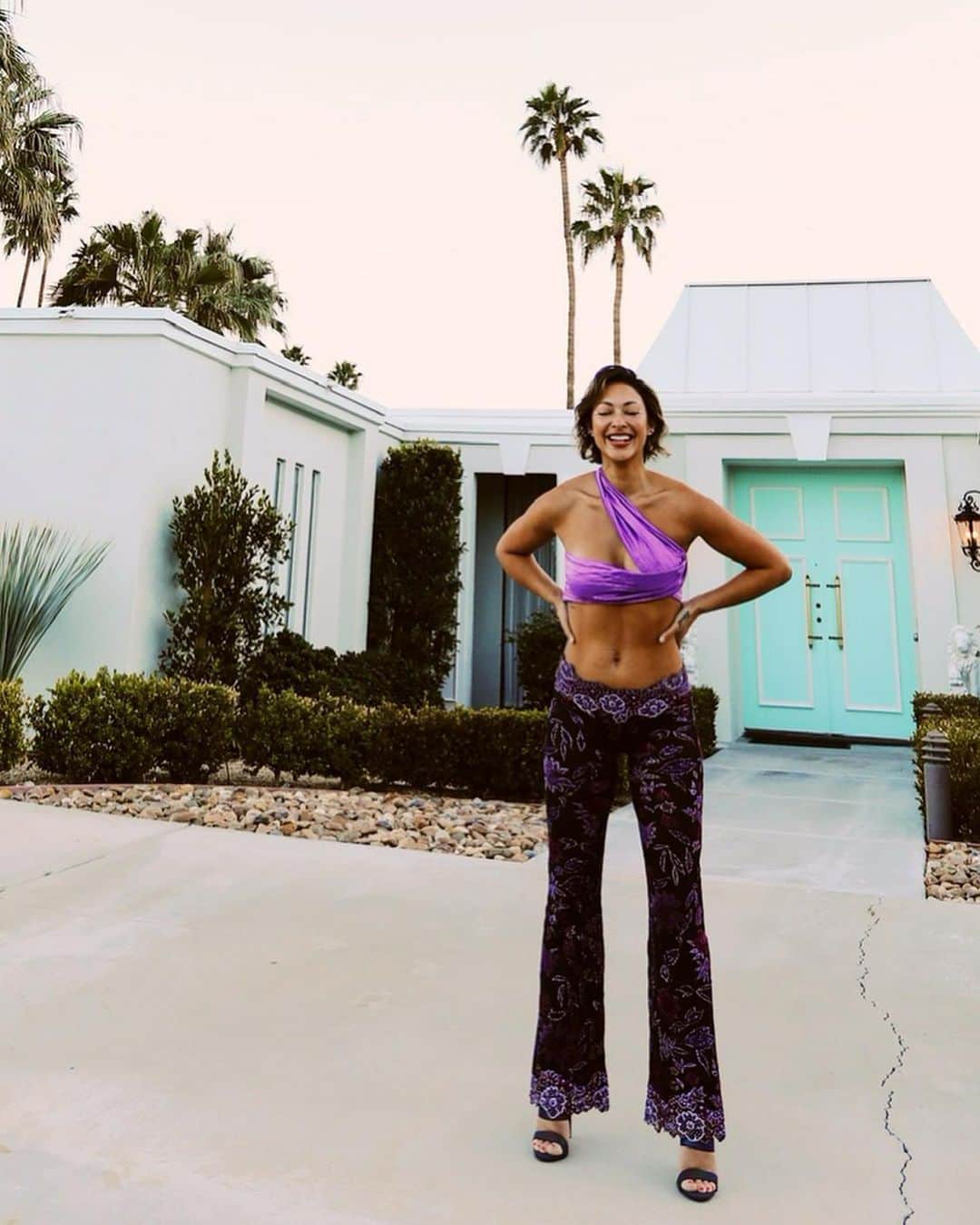 ジョーディン・テイラーさんのインスタグラム写真 - (ジョーディン・テイラーInstagram)「Here are a few slides of me roasting in the desert to remind you that we have a ton of epic house rentals for Coachella this year 💜 DM me」3月14日 0時15分 - jordyntaylornow