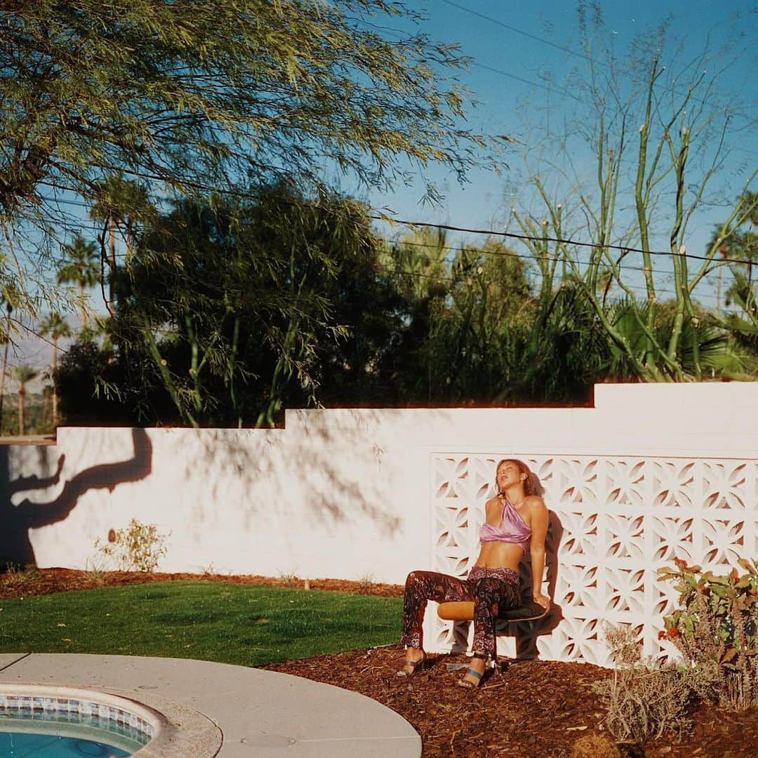 ジョーディン・テイラーさんのインスタグラム写真 - (ジョーディン・テイラーInstagram)「Here are a few slides of me roasting in the desert to remind you that we have a ton of epic house rentals for Coachella this year 💜 DM me」3月14日 0時15分 - jordyntaylornow