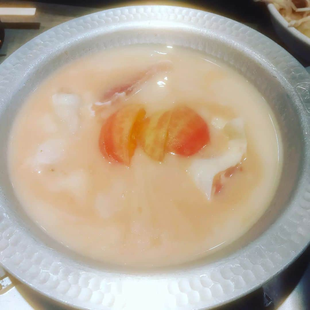 山本しろうさんのインスタグラム写真 - (山本しろうInstagram)「トマトはやっぱり水炊きトマト鍋にかぎる #二日で一トマト  #とりいちず  #トマト鍋  #トマト #トマト！！」3月13日 15時33分 - yamamotoshiroto