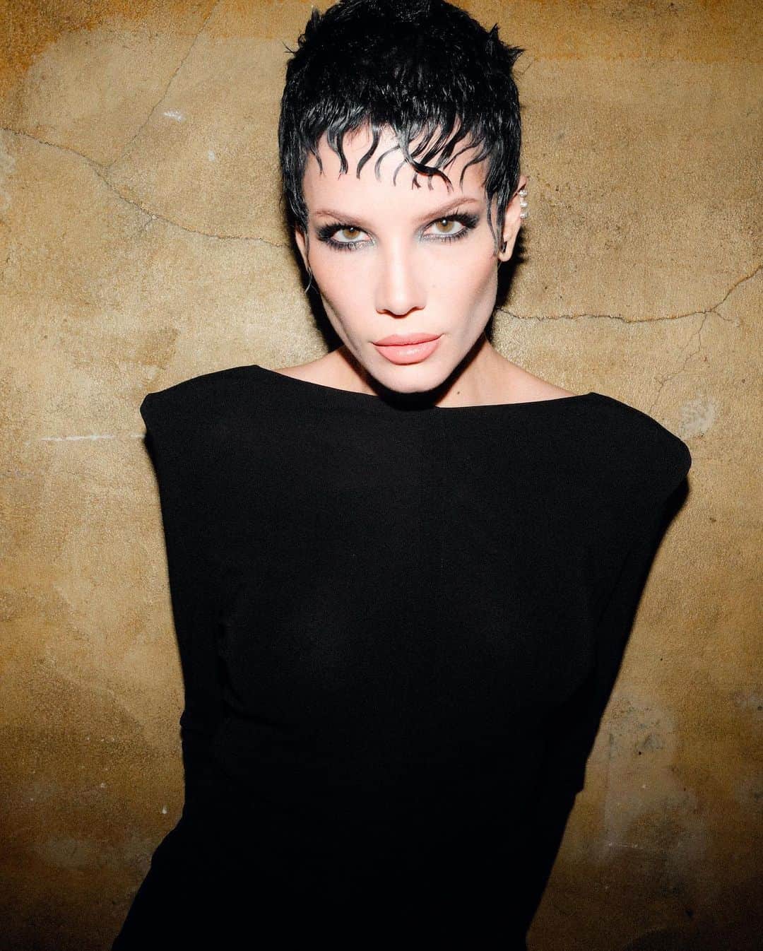 Halseyのインスタグラム：「Stars til dawn for Vanity Fair Oscar party. Thank you @givenchy @matthewmwilliams 🐾   Photos by @samdameshek  Styled by @lynalyson_  Hair by @themartyharper  Makeup by moi @aboutfacebeauty  @vanityfair」