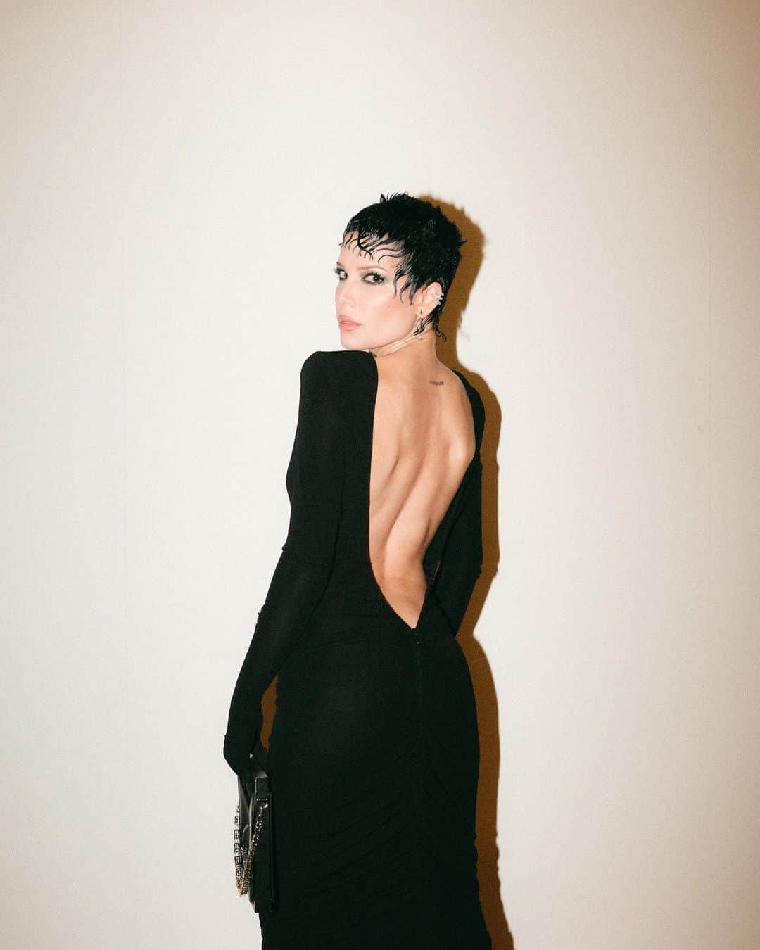 Halseyさんのインスタグラム写真 - (HalseyInstagram)「Stars til dawn for Vanity Fair Oscar party. Thank you @givenchy @matthewmwilliams 🐾   Photos by @samdameshek  Styled by @lynalyson_  Hair by @themartyharper  Makeup by moi @aboutfacebeauty  @vanityfair」3月13日 15時37分 - iamhalsey