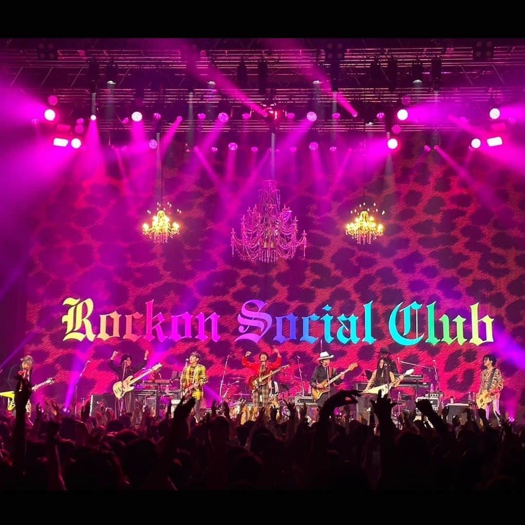 のインスタグラム：「おおきに！  「TokyoRecords Presents RockonSocialClub SecretParty」大阪2daysもありがとうございました 燃え尽きてタコ焼きになりました🐙  まだ始まったばかり、定まった形のない今だからこそ、毎ステージ様々なチャレンジをしていきたいと思っています 皆んなでこれぞロックオンLIVE！を作り上げていけたら最高ですね  次回は名古屋をロックオンだがや🍤  『遥か未来の君へ』『パズル』『翼をもがれた野郎ども』に続き 3/17『Rolling Thunder Baby』 3/21アルバム「1988」 の配信が決定しました⭐️ROCKは配信しまくりです  Instagram、Twitterもガンガン盛り上げていきたいのでフォロー宜しくお願いします  🤘Instagram🤘 @RockonSocialClub  🤘Twitter🤘 https://twitter.com/rockonsocialclu  インスタのフォロワー数が男闘呼組を超えたら何か#いいこと❤️ 考えまーす」