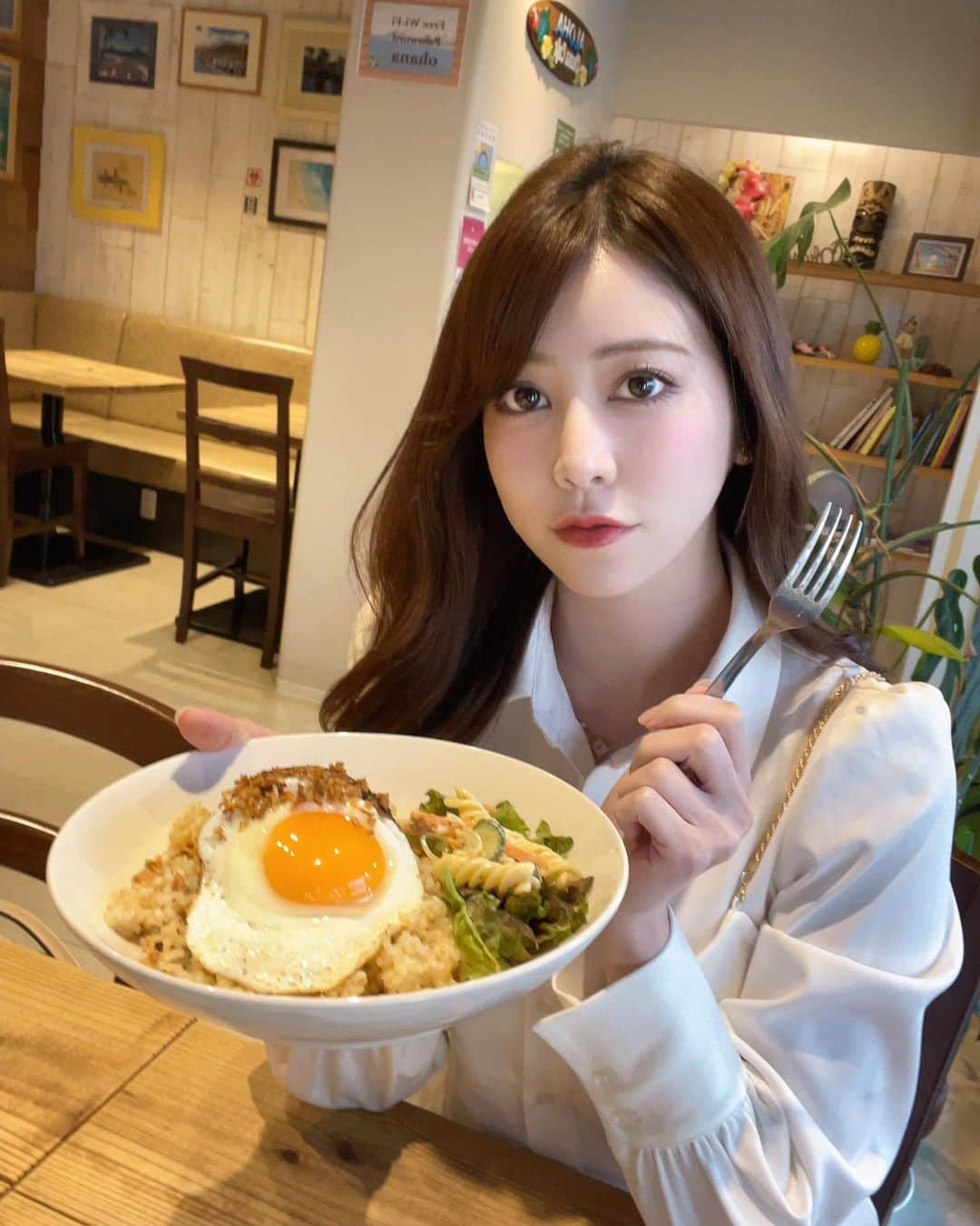 薄井美樹のインスタグラム：「． ハワイアンカフェ行くと ロコモコ食べたくなる🤤💕」