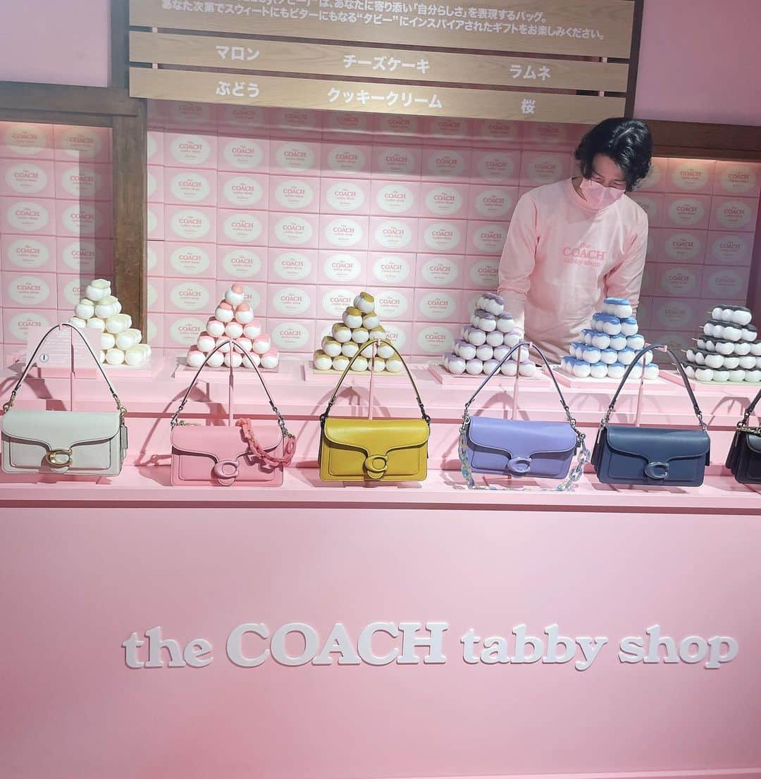 Miku Hirata 平田未来さんのインスタグラム写真 - (Miku Hirata 平田未来Instagram)「the COACH tabby shop（コーチ タビー ショップ）へ行ってきました🌸  お団子食べたり🍡 バッグを見たり ちょっと早めのお花見気分にも🌸  会場内では、「自分らしさ」を表現する、コーチのアイコンバッグ ” Tabby（タビー）”を中心としたアイテムの数々や、オリジナルギフトも💝  桜やソーダ味のお団子おいしかったな🥺  📍 UNKNOWN HARAJUKU（アンノン原宿）  #thecoachtabbyshop #coachbags  #コーチタビー​​ #InMyTabby #CoachJapan #coachpopupstore  #アンノン原宿 #アンノン  #コーチイベント #コーチイベント表参道 #春のイベント #期間限定ポップアップ #春のお花見」3月13日 15時44分 - miku.hirata