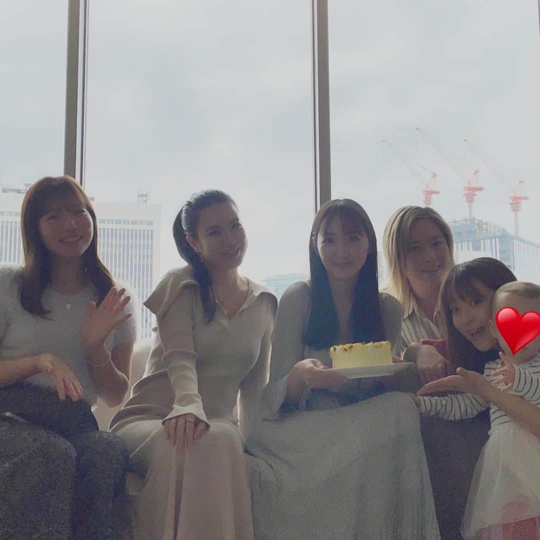くぼたみかのインスタグラム：「リンジーちゃんのお誕生日＆結婚お祝い会❤️🥹 加工必要ないほどキレイで優しいりんじーちゃんが幸せそうで私も嬉しいです🎊😭しかも料理上手で、この日もおしゃれメキシカン作ってくれてました(リンジーちゃんの誕生日会なのに)！！  久々の友達にも会えて、映画音楽のマニアックな話できて、娘も可愛がってもらえて幸せday!!リンジーちゃん本当におめでとう❤️❤️❤️」