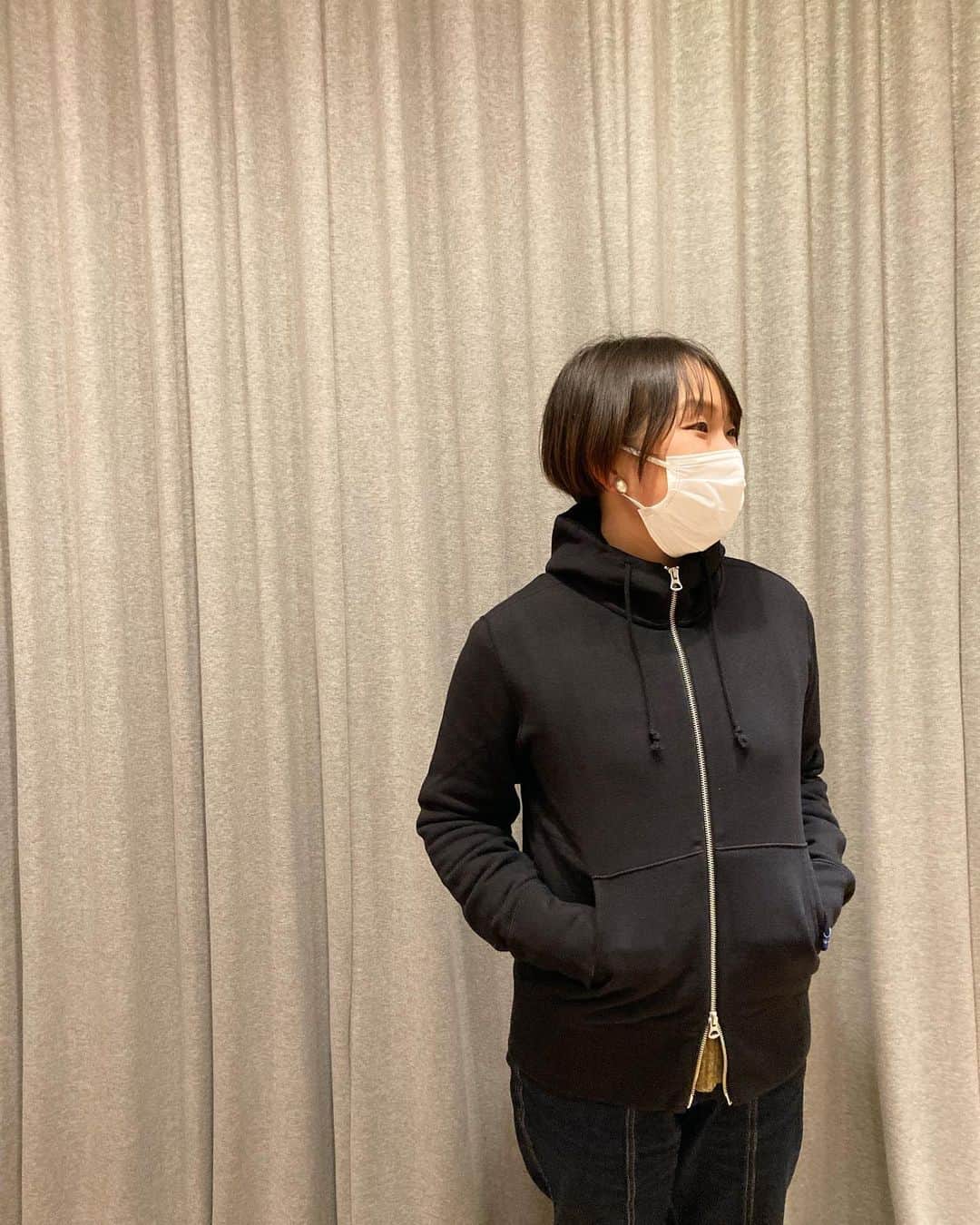 ループウィラーのインスタグラム：「.  【 #LWSNAP 】  千駄ヶ谷時代からお世話になっている Kさんと3年ぶりの再会！  久々の近況報告会が盛り上がり あっという間に時間が過ぎてしまいた…。  Kさん この度はお忙しい中、お気遣いまで頂き 誠にありがとうございました🙏🏼🙇🏻  She is wonderful woman who contributes to the LOOPWHEELER :-)  #loopwheeler  #lwosaka #ループウィラー  #吊り編み  #tsuriami  #吊り編み機  #日本製  #スウェット  #パーカー  #カーディガン  #Tシャツ  #スウェットパンツ #japan  #osaka #madeinjapan #ootd」