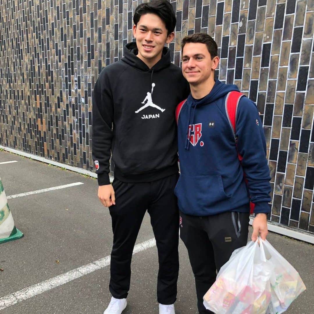 のインスタグラム：「チェコ戦でデッドボールを当てたエスカラ選手にお詫びにロッテのお菓子を持って行きました。  #佐々木朗希 #侍ジャパン #カーネクスト2023WBC東京プール」
