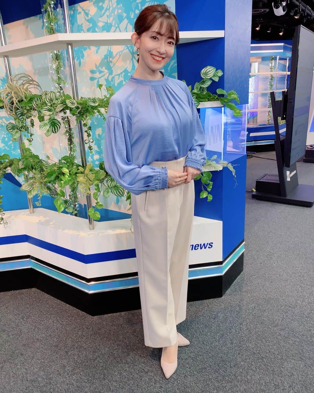 のインスタグラム：「⁡ こんにちは🌸 3月13日(月)のコーヒータイムの番組で 着用したお洋服＆アクセサリーです☕𓈒𓏸︎︎︎︎ ⁡ ⁡ ●服全て: YECCA VECCA (@yeccavecca )さん ⁡ ⁡ ●アクセサリー: OSEWAYA (@osewaya_official )さん ⁡ トップスの青色が華やかで春らしいですね💙 袖がふんわりとしていて好きです☺️✨ パンツスタイルでシュッと！ ⁡ アクセサリーのイヤリングはシンプルで飽きのこないデザインですね🙌💕 金属アレルギーが出にくいニッケルフリーも嬉しい◎  スタイリストMARINOさんが コーディネートしてくださいました👗✨  #ウェザーニュースlive」