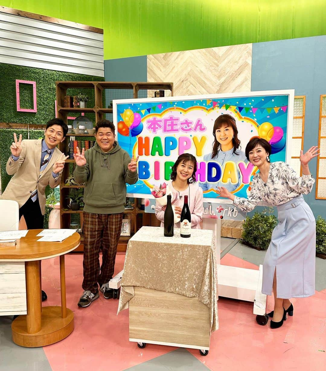 池尻和佳子さんのインスタグラム写真 - (池尻和佳子Instagram)「麻里さん、お誕生日おめでとうございます‼︎日本酒とワインのプレゼント🍷今夜はたっぷり飲んでください。」3月13日 16時26分 - wakako_ikejiri_rkb