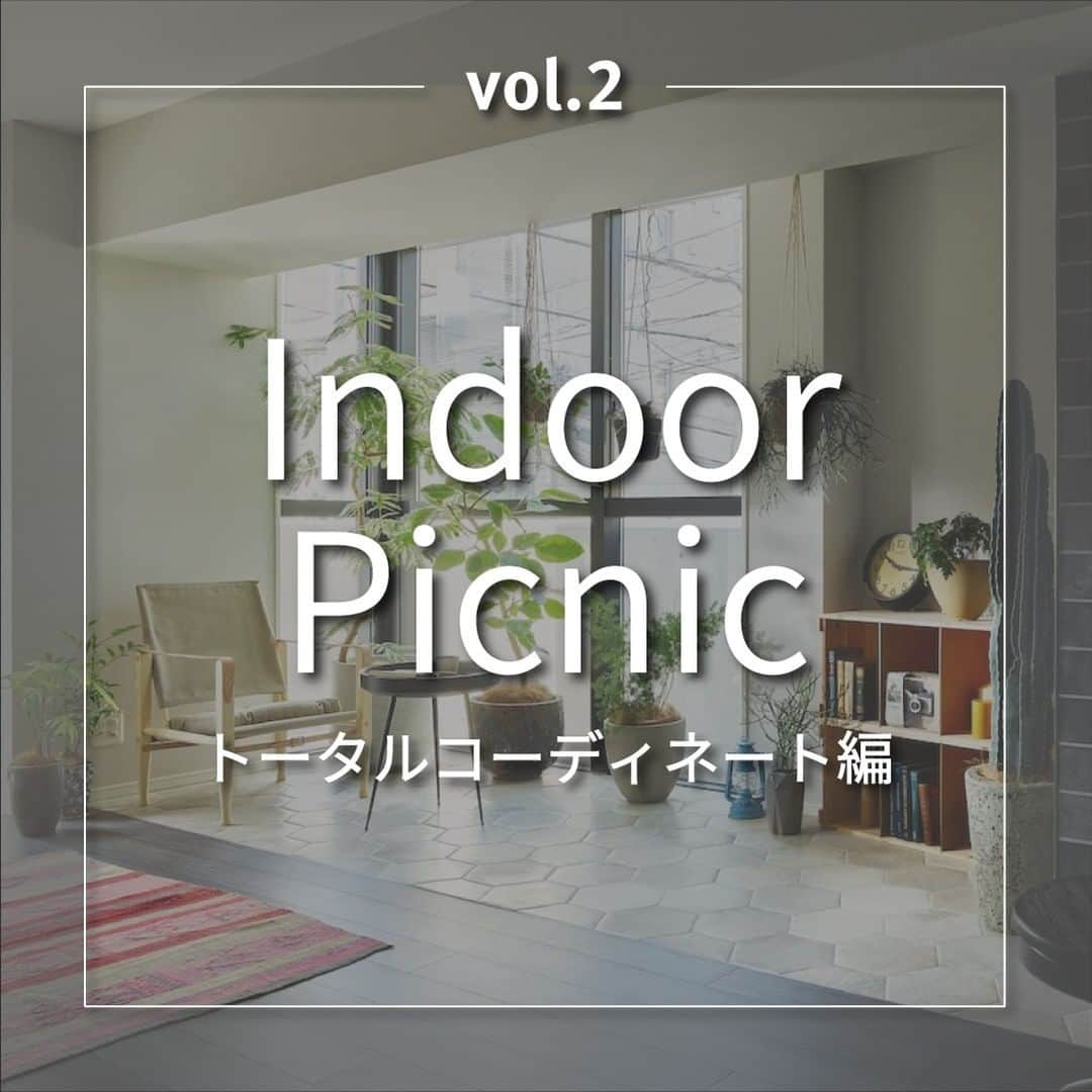 株式会社サジェストのインスタグラム：「. OWNER’S REVIEW  「Indoor Picnic」トータルコーディネート編 . 今回設計変更を行うにあたり、雑誌だけでなく実際にカフェやショップに赴き、使用されているマテリアルやカラートーン・インテリアの合わせ方などを実際に見て、そこで感じた印象を大切にし空間づくりの参考にされたようです。 ． ダイニングスペースの壁面には半分艶のあるダークカラーのタイルを貼りしっとりとした印象にし、リビングと隣接したスタディルームを仕切る木製の連続引戸にはスチール風の見え方を狙ってアイアン塗料のシュペンパンザーを施し、灯りの照度にもこだわりました。一般的に使用される円盤型のシーリング照明は白い光が強い為、あえて照度を落とした照明を取り入れる事でラウンジカフェのような落ち着きのある心地良い空間に。トータルでの抜け感の演出と光の取り込みを意識しました。 ． さらに室内収納も折れ戸をルーバー仕様に変更することで通気性とデザイン性を持たせ、日当たりの良いコンサバトリースペースには植栽をたくさん置く為にピクチャーレールを設置し、小鉢をハンギングできるように。 以前のお住まいから続けてきたライフスタイルの踏襲と、新たに変えてみたかった事をカスタムオーダーシステムで実現しました。 . #コンサバトリー #コンサバトリーのある暮らし #設計 #住宅設計 #土間収納のある間取り #土間 #土間玄関  . ーーーーーーーーーーーーーーーー dwell in style = らしくを暮らしに @suggest_dwellinstyle ーーーーーーーーーーーーーーーー . 他の誰のものでもない、 自分自身のスタイルを持って これまでにない場所に住まう。 ―そのときめきを創るのは、私たち。 ． ◇ デュフレ渋谷本町 ⇒オーナーズレビューはこちら　　 https://www.suggest.co.jp/contents/review.html」