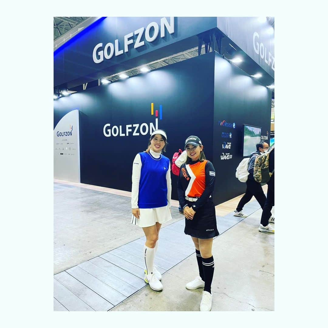 青山加織のインスタグラム：「☆。.:＊・゜ 2023.3/12  #japangolffair  #ジャパンゴルフフェア 最終日は @golfzon_japan_official のブースで  #家庭用シミュレーター #WAVEPLAY  #距離計測器  #CaddyTalk #GOLFBUDDY の体験説明会をしてきました✨ 久しぶりに笹原ちゃんとも会えて嬉しかった❤︎」