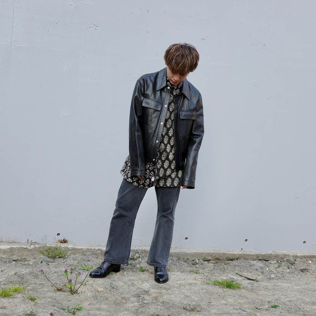工藤大輝のインスタグラム：「私服。  アウターは @lemaire_official のレザー。丈短い、袖丈長い。急にあったかくなってこの類のジャケットの出番が一瞬で無くなりそうだったので焦って引っ張り出し。今は無き表参道ヒルズのアーバンで数年前に購入したやつ。あそこのセレクト好きだったのになー。  トップスは前回言ってた @niceness_official の色違い。こちらはこちらで使い勝手が良い。よーく見ると左右の面で柄が違う、変態シャツ。  デニムはちょうど良いグレーのフレア系を探してて見つけた @unfollow.jp 別注の @kurodenim で、外側ストレートで内側だけフレアになってる珍しい形。やり過ぎてなくて使い勝手◎です。  シューズもレザーと同じく今は無きアーバンで見つけた @leyuccas のホールカット。履き過ぎて茶色に焼けたのを @_studio_hidden さんがバッチリ蘇らせてくれました。完全復活。  年々中途半端アウターの出番が少なくなってませんかね？ 一番楽しいシーズンなのに。  #lemaire #niceness #kurodenim #leyuccas」