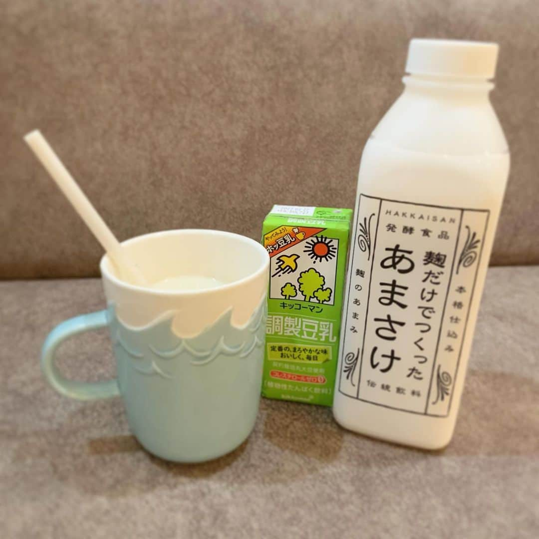 野村彩也子さんのインスタグラム写真 - (野村彩也子Instagram)「. 朝ごはんの定番🌱  ・いちご🍓 大好きないちごの季節🥰 ゆっくりみずみずしいいちごを 頬張れる朝は ほんっとうに幸せ💕 熟してきたくらいが好きです♪  ・あまざけ豆乳🥛 好きな割合で混ぜて あっためれば完成のらくちんメニュー✨ 何もお腹に入りそうにない時でも 準備しながらちびちび飲めて 朝のエネルギーチャージにぴったり☺️  ちなみにマイストロー派🥤 マグカップは18歳くらいに買って ずっと使っています~ プチSDGs  このコンビが理想🐰 ビタミン＋温活ができますよ！  とはいえ花粉症に歯止めがかかりませぬ、、🥲 目薬点鼻薬のど飴が手放せません泣 おすすめありましたら教えてください🙏  . . . .」3月13日 16時53分 - nomurasayako