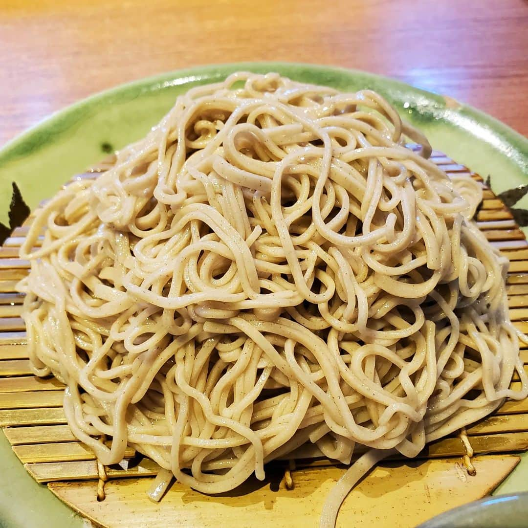 田畑竜介さんのインスタグラム写真 - (田畑竜介Instagram)「お蕎麦の気分だったので 『素屋』でランチを😋  滑らかな喉ごしと、 噛むと広がる蕎麦の香りが何とも😌  とろろごはんは 出汁の加減も良く美味しかった～😊  #福岡市 #福岡市西区グルメ #蕎麦  #天ざる #とろろごはん」3月13日 17時13分 - tabacchi_rkb