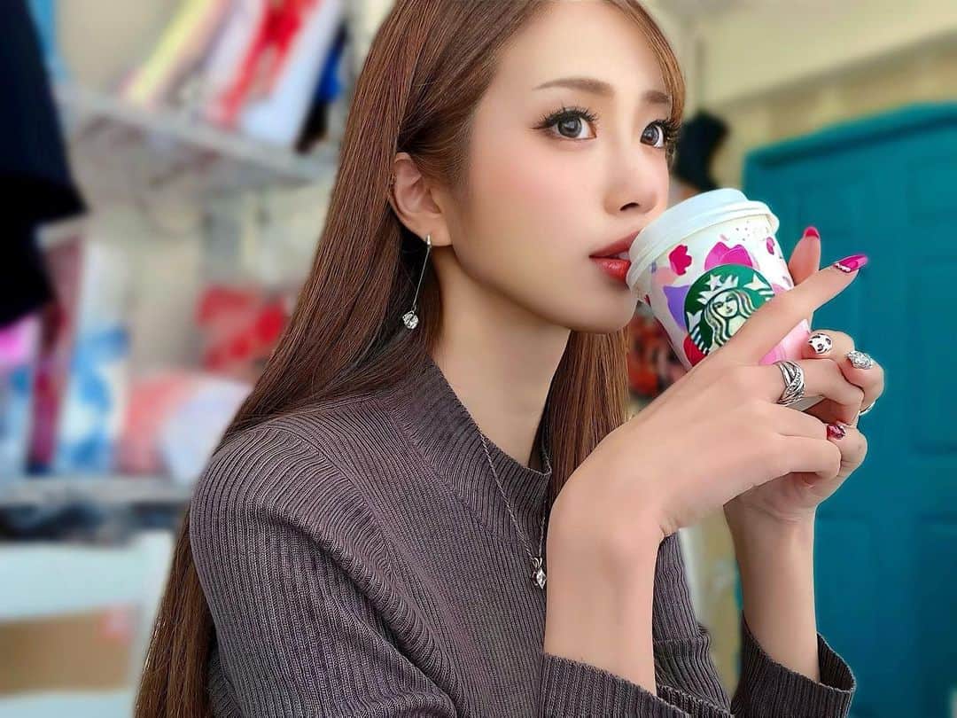 のインスタグラム：「桜ラテとか桜スイーツだいすき🫶🍰☕️ 今年は暖かいからもう桜も咲き始めてるね🌸 ・ この時期に毎年開催してる" 桜撮影会 "が 3/25(土)に決まったので、 ご都合の合う方はぜひ会いに来てください🥰 ・ ご予約URLはハイライトに載せています🙇‍♀️💕 ・ #桜 #桜スイーツ #桜ラテ #カフェ #撮影会 #撮影 #レースクイーン #ラウンドガール #モデル #ダイエット #トレーニング #筋トレ #ファスティング #ストレートヘア #ヘアスタイル」