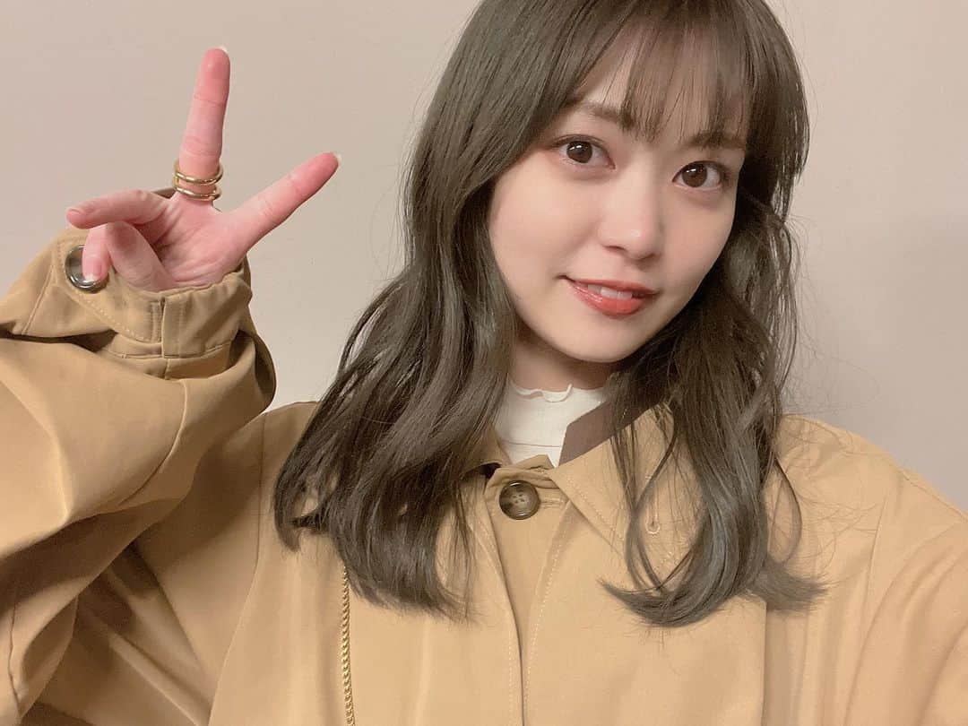 前田亜美のインスタグラム：「. . 皆さんお元気ですか？. .  . 私は日々、小さな幸せをみつけて楽しんでます！ いい事はたくさん口に出して言葉にする意識をもって生きてます！！そうすると本当にいい事が起きる ‪·͜·✌︎´- . . 最近は暖かくなってきたから花が咲き始めていて… お花見ると元気を貰うの🌸🌷𓈒𓏸. . . ハッピーな気持ちになるんです！🌼*･ . .  最近とある勉強を始めて… いよいよ試験が迫ってきたの。. . 不安もあるけど、楽しみが大きいです！. . 添削問題が何回かあるんだけど、、 3回連続で100点を取れて…いい気分(˶ˊᵕˋ˵). . . やればできる子！って気持ちで 自分を褒めながら苦手な事にも取り組んでおります！笑  困ったことがあれば友達が助けてくれる(* .ˬ.)". 周りに恵まれているなーって思います😌🤍. . . 全然関係ないけど、 髪の艶にも最近力を入れている！笑. . この髪色も気に入ってる🤍 @na_ka_daa  さんにお願いしてます！. . . . 可愛い！盛れた！って思うだけで最高の気持ちになるよね🫰🏻💗笑. . . 学生の皆さんはそろそろ新学期にもなりますね！新社会人の方々も新たなスタート🤍🏹 ̖́-. . . 外見も内面も磨いて 最高の人生にしよう👍🏻 ̖́-. . .   #春  #新学期のスタート  #3月」