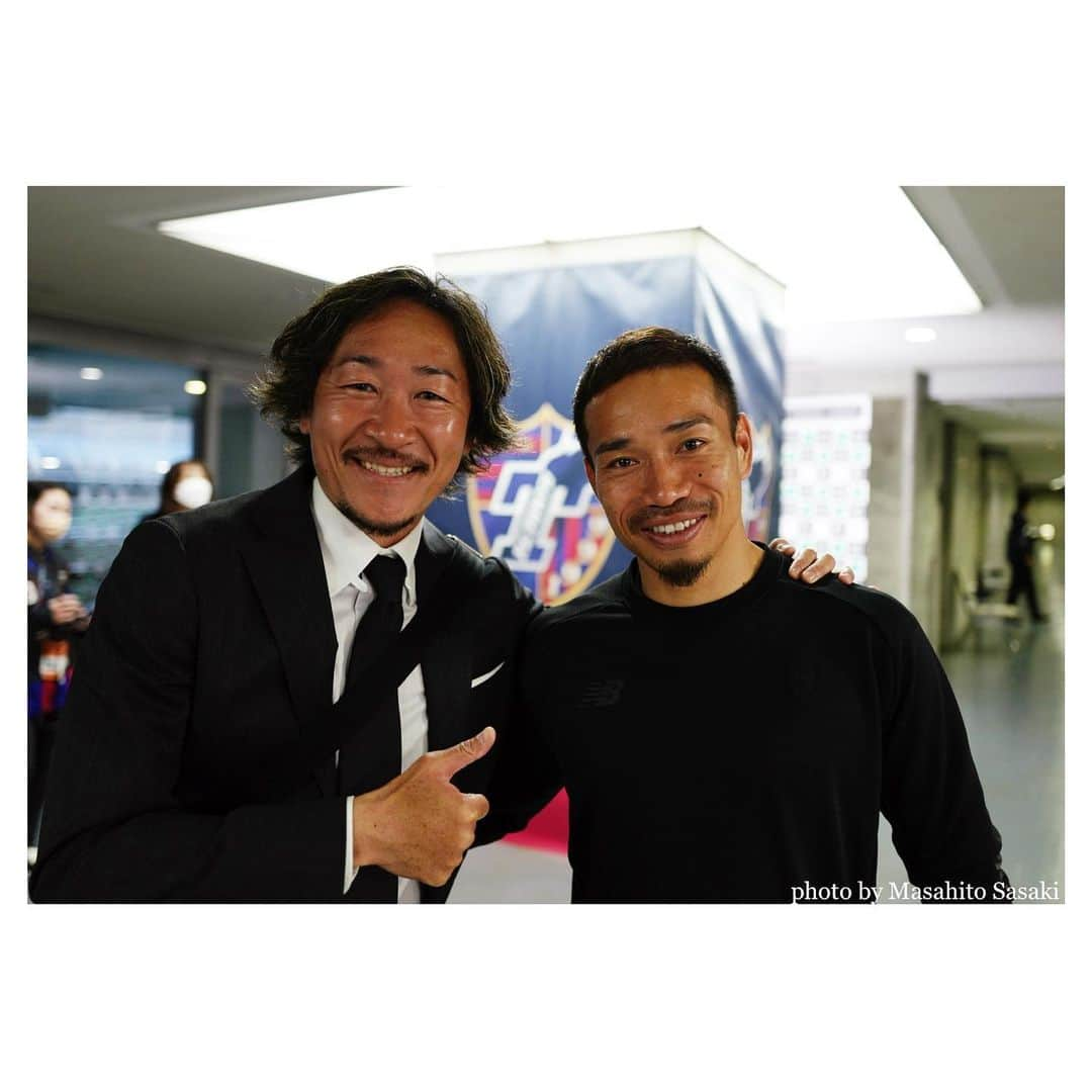 石川直宏さんのインスタグラム写真 - (石川直宏Instagram)「『ホーム横浜FC戦』  素晴らしい姿勢、3-1の結果でした👏👏  Tokyo MX2 にて初めての解説は相太 #平山相太 とダブルで🎤🎤 実況の大悟 @daigoso の安心感🤝  DAZNの解説で来ていた寿人 @hisato_sato11official とアテネ世代で📸  当日は寿人の誕生日でした🎂 おめでとう㊗️  #くらしのサス活Day   (日々のくらしを豊かに、楽しみながら、持続的に脱炭素活動を行うための取り組み。より多くの方々に知っていただくためのイベントとして開催)  という事で、試合前には #三井不動産レジデンシャル の社員の皆さんやご家族と一緒に #楽しくやろうCCAゴミ拾い部 を🚮  スタジアムでは、ワークショップ「オリジナル風呂敷フラッグをつくろう！」を体験🤝  青赤パークでのBRキッチンや復興支援ブースにも立ち寄り、関係者、ファン・サポーターの皆さんとコミュニケーションを図らせていただきました🔵🔴  W解説、楽しかったな〜♪ 相太の「リスク管理！」の連呼に思わず😂  現役の時に聞いたことのない言葉や姿勢・見方は、今の指導者としての新たな立場だからこそ。  また是非W解説しよう😉 大悟も色々引き出してくれてありがとね☺️  ブラボー✊✊  #明治安田生命J1リーグ #jleague #Jリーグ #DAZN #横浜FC 戦 #fctokyo #FC東京 #Tokyo #東京 #東京が熱狂 #FC東京ファミリー #YoullNeverWalkAlone #YNWA #fctokyoclubcommunicator  #FC東京クラブコミュニケーター #NaohiroIshikawa #石川直宏」3月13日 17時18分 - sgss.18