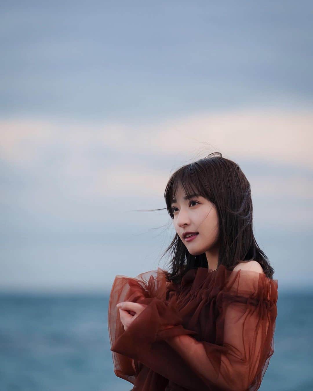 のインスタグラム：「〜ご報告〜  皆様、いつも温かい応援ありがとうございます。  この度、山崎亜美瑠は 1stシングルをリリースさせていただくことが決定いたしました！！ Twitterではお伝えしていたんですが、Instagramでも改めてご報告させていただきます😌  プレデビューミニアルバム、keep singingを無事完売させることができたのも、そして1stシングルを全国流通として出させて頂くことができたのも…！ いつも応援してくださる皆さんのおかげです、 本当にありがとうございます！  満を持しての1stシングル、Before Christ（ビフォア　クライスト）。 一作目とはまた違った力強さや、メッセージ性がたくさん込められています。  この曲たちが皆さんの元へ届き、少しでも日常に彩りやスパイスを効かせられたら嬉しいです♪  一作目、keep singingは、完全自主制作だったので、流通がなかったんですが、今回レコード会社さんとも契約し、しっかりと動き出しました…！関わってくださる全ての方に感謝の気持ちでいっぱいです。 . なのでカラオケにもあるし！全国のCDショップにて リリースイベントも行う予定です！ 皆さんに直接会ってお話しできるのが とってもうれしいし楽しみです！！ いろんな特典がたっくさんです🫣内容を私も今日きいて、今からわくわくしてます♪  リリイベ情報は追って告知いたします！  これからも山崎亜美瑠の応援を  どうぞよろしくお願いいたします！  山崎亜美瑠 . #シンガーソングライター #ソロアーティスト #ソロシンガー #歌 元#nmb48  #山崎亜美瑠 #歌ってみた #歌うま」