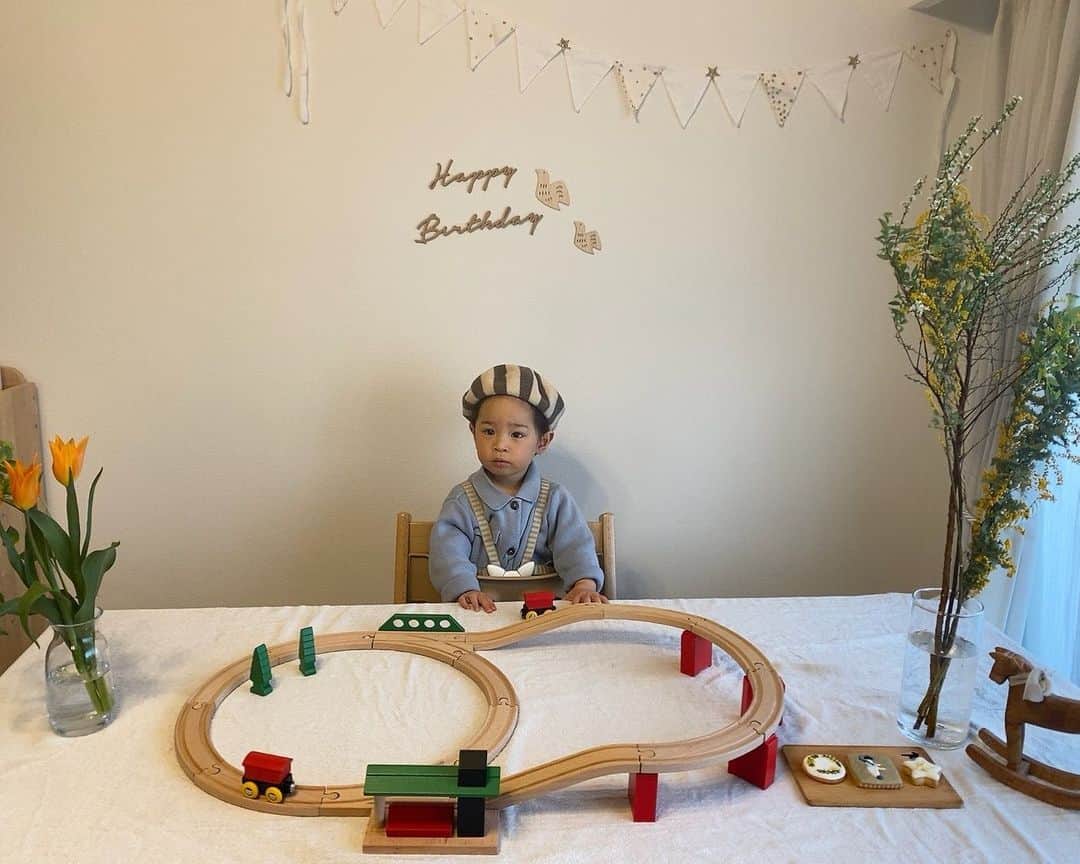 山本愛子のインスタグラム：「3月7日は、おチビの誕生日でした❤︎  2歳、はやいなー🥺✨ 相変わらず穏やかで毎日ニコニコしてくれてるので、私もこの2年おチビにイライラしたことが一度もありません🥺✨びっくり  まあ絶対これから大変になるし、私も余裕がなくなって怒っちゃうこともあるんだろうけどね。 ひとまずこの2年、幸せしかない毎日をありがとう♡  今年の1月に初めて熱を出した以外は怪我も病気もなく元気に過ごしてくれました✨ これも、また保育園や幼稚園に通うようになったら体調崩すことも増えるんだろうな😂  あと1年は保育園の予定もないので毎日べったり過ごそうと思います笑❤︎  2歳も元気に楽しく過ごせますように♪」