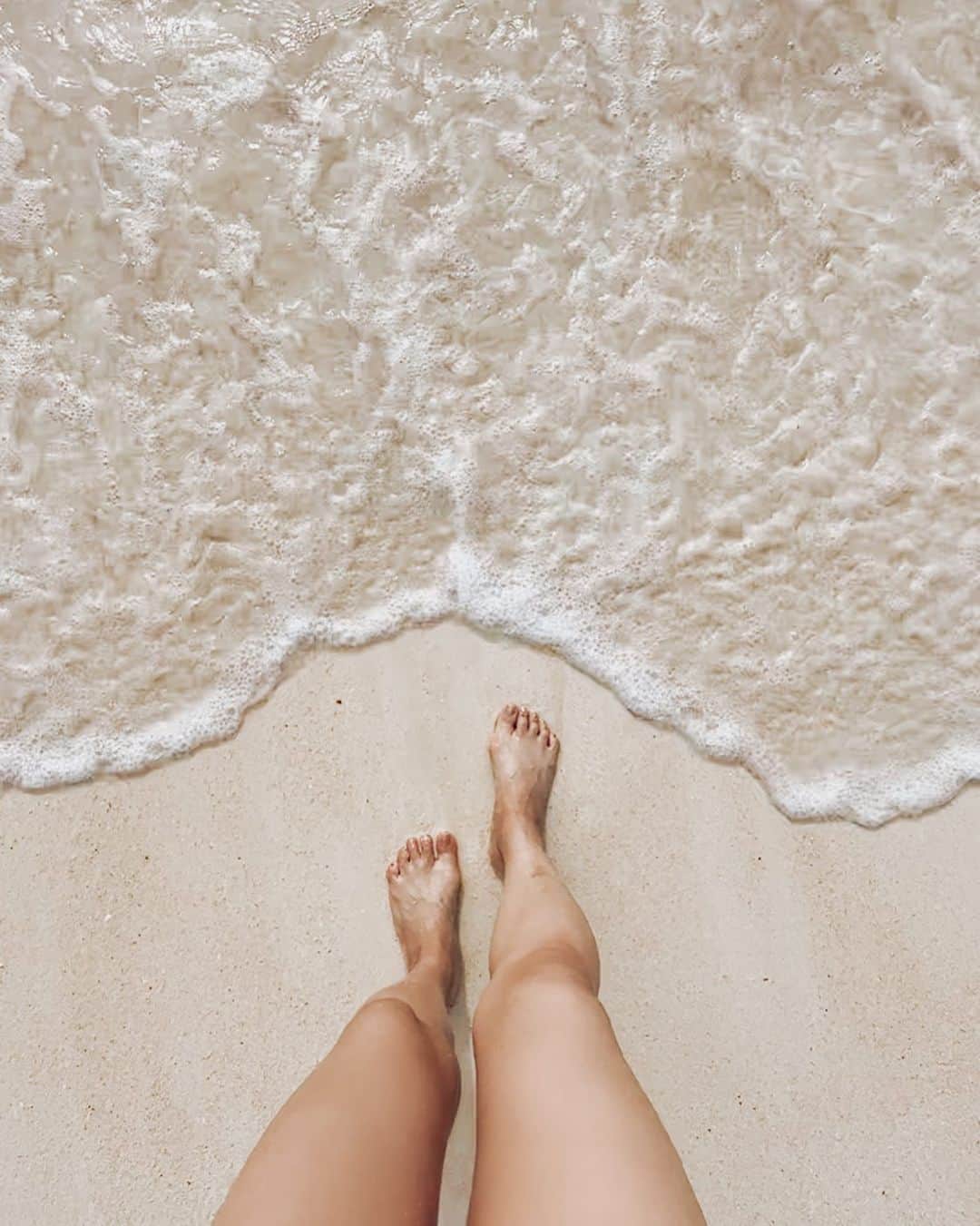 小松あやのインスタグラム：「. 久々に鍼に行って、全身すっきり🪡 　 　 ブログでもよく聞かれるのですが、第一子の不妊治療の時からずっとお世話になってて（さらには逆子も治してもらった）、今でもお世話になっている「東京鍼灸」さん✨  ありとあらゆる不調で駆け込む場所なのですが、今回は右足が2センチほど短くなってるって言われてしまった🦭ただでさえ短足なのに、これ以上短くなったら困るわ😇 鍼とお灸でしっかり伸ばしてもらいました。終わった後は全身ほかほかで首も肩も柔らかい🤍 　 　 最近あんまり行けてなかったのですが、ちゃんと時間をつくって、定期的なメンテナンスするって大事だなと思いました🫶🏽⸒⸒ 　 　 #美ボディ作り #ボディメンテナンス #足痩せ #むくみとり #冷え性改善」