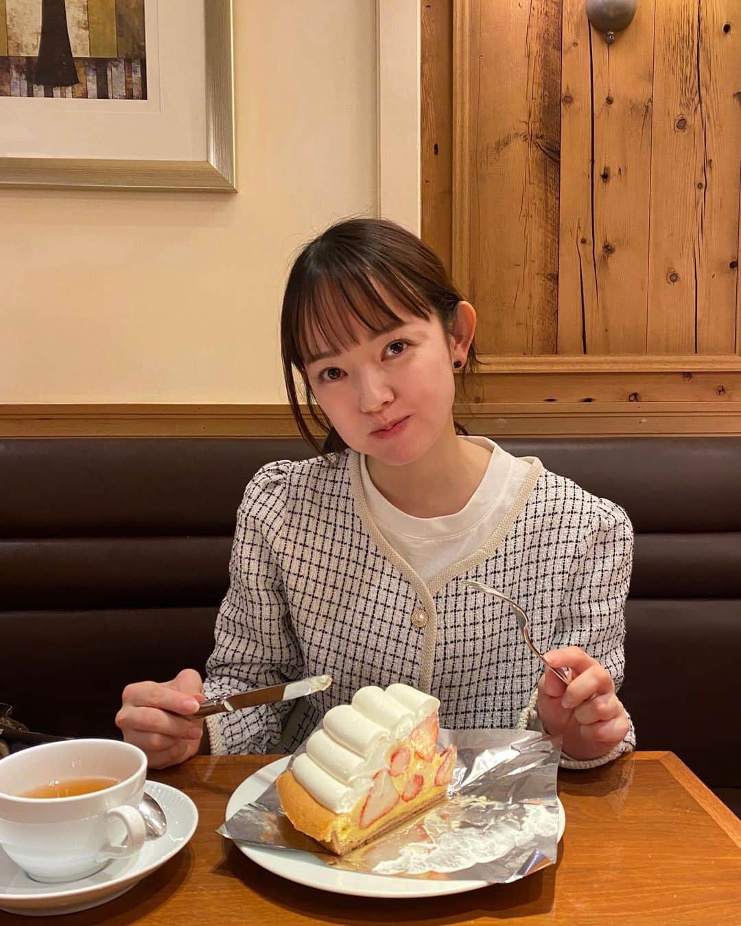 柳生みゆさんのインスタグラム写真 - (柳生みゆInstagram)「チートデイ😋🍰🍜 HARBSのケーキが好きっ。ラーメンはとんこつ派。餃子があれば言うことなし🥟🥟」3月13日 17時49分 - miyu_yagyu
