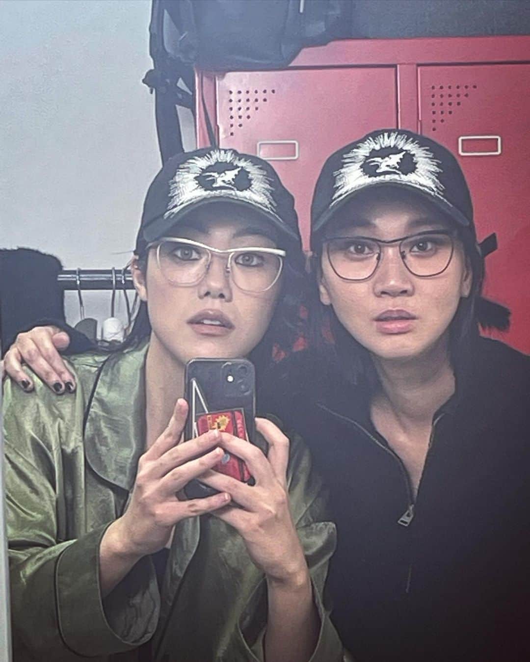 のインスタグラム：「새소년의 팬이다 !! 황소윤의 기타 연주를 보고 있으면 심장이 막 두근 거린다. 20대 때 모델과 음악에 미쳐 헤메이던 때가 그리워 진다. 그런 그녀에게 이번 작업을 제안 받았을 때. 너무 신이 났었다!! 해 아래 새것은 없다 하지만. 난 늘 새롭고 즐거운 작업에 목말라 있는 듯 하다. 벌써 데뷔한지 27년차가 되었다. 여전히 나는 배워갈 것이 참 많다. 내일 발매되는 황소윤의 2집 앨범을 무한반복 들으며 다시 내 길을 묵묵히 걸어가야지. 내게 주어진 시간과 사람들과 함께. 소윤아!!! 너 너무 멋있어!!! 우리 조만간 음악이나 진탕 들으며 못다한 이야기 나누자!!! 솔로2집 앨범 진심으로 축하한다. 그리고 우정을 나누는 멋진 친구가 되자!!  🖤🙏🏻 #롹앤롤 #황소윤 #새소년 #우리닮았다?ㅋ」