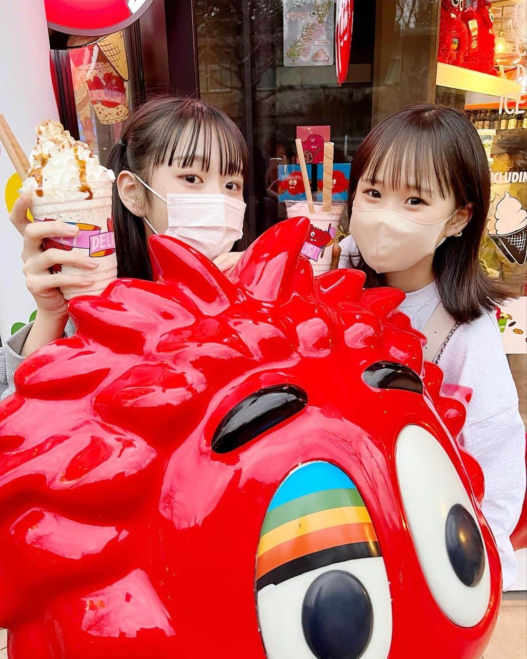 さやりさのインスタグラム：「2023/03/13  クッキータイムで撮った写真⋆⸜🍦⸝‍⋆ よく通りかかるからつい買っちゃう🍪🙃🍪🙃  この日はいっぱい撮影して、いっぱい迷惑をかけ、いっぱいまなび、いっぱい成長した一日！ たくさん刺激をうけたので、新しいアイデアがどんどんわいてくるようなそんな気持ちにもなれた💡✊🏻 ̖́-‬  またがんばろう！ そして日々感謝です。  ちな帰りは白目むいて爆睡する姉妹でした(  ᐕ)  #クッキータイム  #原宿  #harajuku  #感謝感謝」