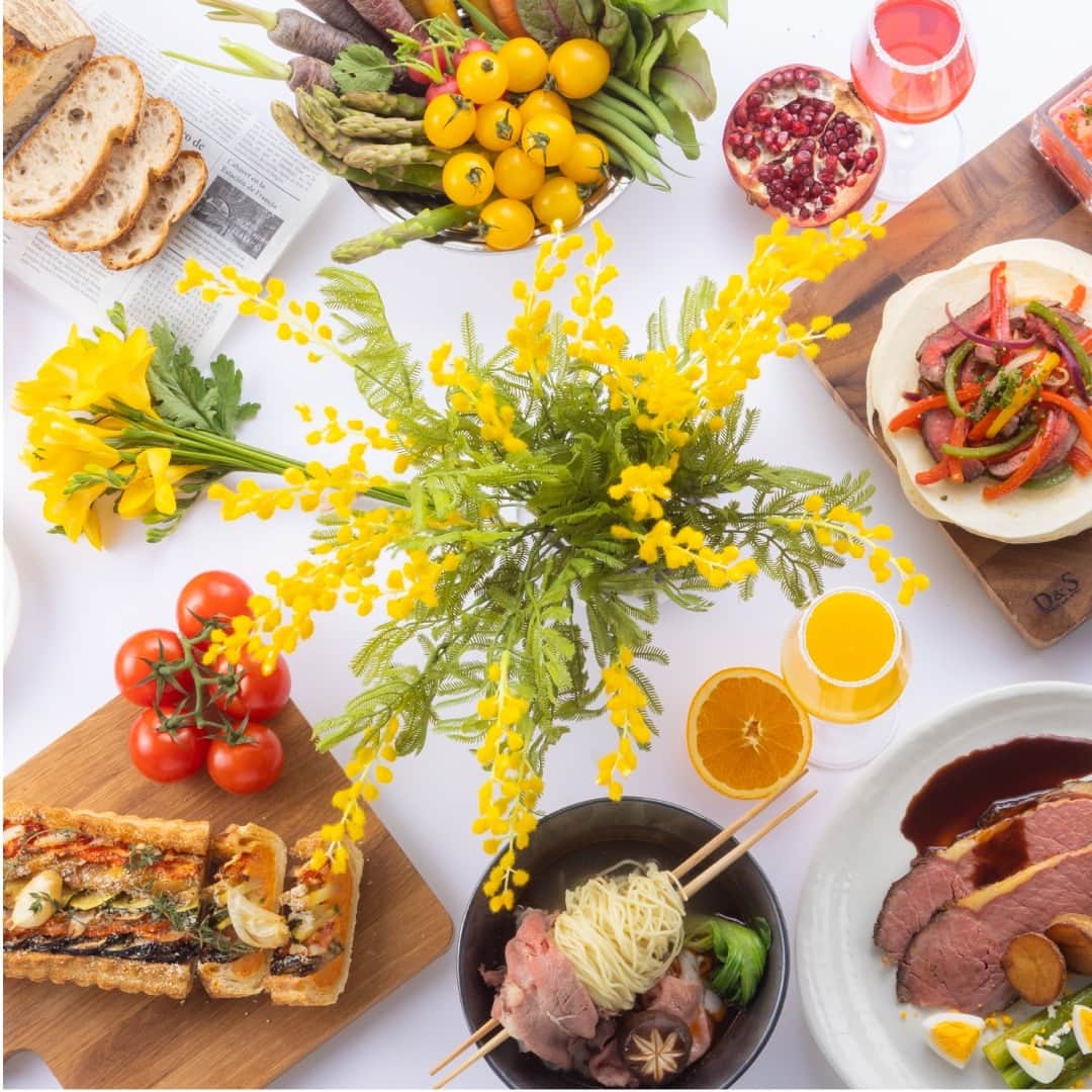 ヒルトン大阪 Hilton Osakaのインスタグラム：「明日（3月14日）より「Folk Kitchen（フォルク キッチン）」にて春のビュッフェがスタート💐  ミモザの花をテーマに、卵を使ったミモザ風のお料理や、フルーツをトッピングできるカラフルなカクテルコーナーをご用意しております。  また、3種の肉料理が楽しめるライブステーションにも注目。  少しずつ暖かくなってきた今は、華やかな春を感じるランチ・ディナービュッフェをぜひご堪能ください。  詳細・ご予約は @‌hiltonosaka ホームページより。  ＝＝＝  #ヒルトン大阪 #春の味覚 #春グルメ #ミモザ  #ホテルビュッフェ #大阪ランチ #大阪ディナー  #ランチビュッフェ #ディナービュッフェ #梅田ディナー #大阪グルメ #ホテルグルメ  #大阪ホテル #HiltonOsaka #OsakaHotel」