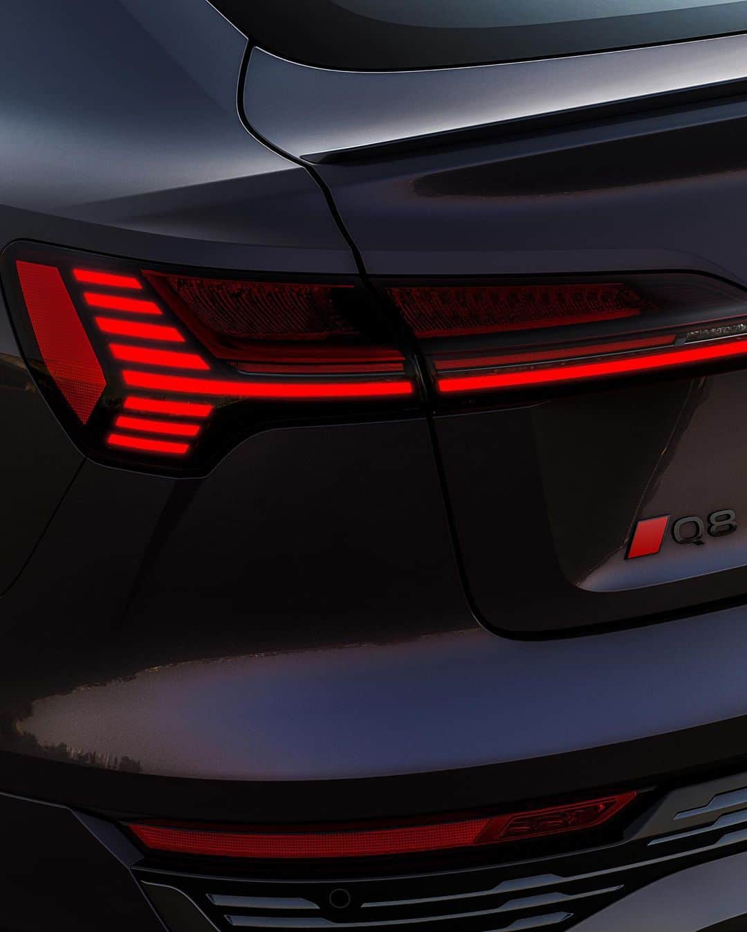 アウディ ジャパンさんのインスタグラム写真 - (アウディ ジャパンInstagram)「二次元デザインのフォーリングス。 開口部の少ないシングルフレームグリル。 Bピラーに記されたモデル名。  Audi最新のデザイン言語をまとったAudi Q8 e-tronの姿は、電動化の未来を物語る。  7月末まで全国のe-tronディーラーにて、特別プレビューイベント Audi Q8 e-tron Roadshowを開催中。 詳しくはプロフィールのURLからご確認ください。  *画像は欧州仕様車です。日本仕様とは異なります。  #AudiQ8etron  #Audi #アウディ #アウディQ8etron #AudiJapan #FutureIsAnAttitude」3月13日 18時00分 - audijapan
