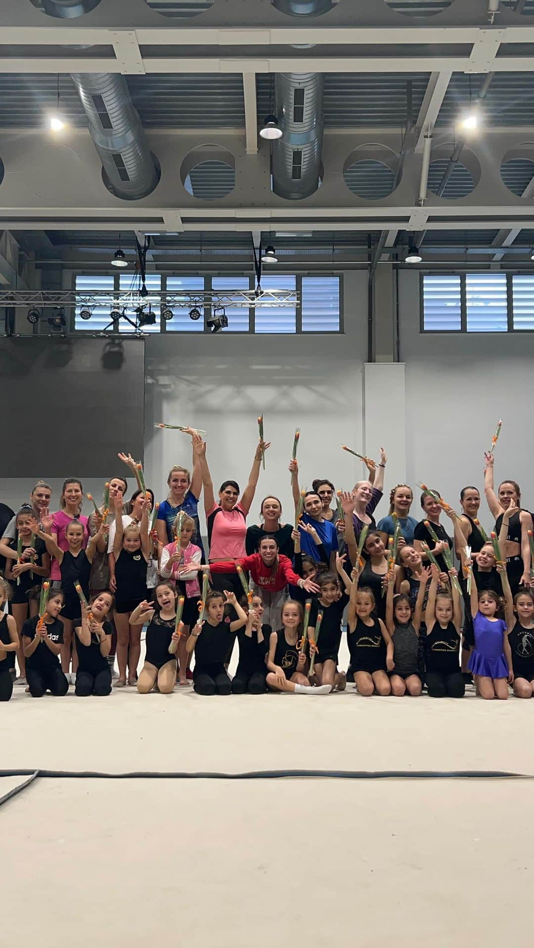 マリナ・デュランダのインスタグラム：「What an amazing way to celebrate Women’s Day among young gymnasts, mothers and coaches💐   Our beautiful mothers entered the rhythmic gymnastics world of their daughters for one evening!   Thank you to all the mothers of our professional team for their participation! We had so much fun with you! 🥰」