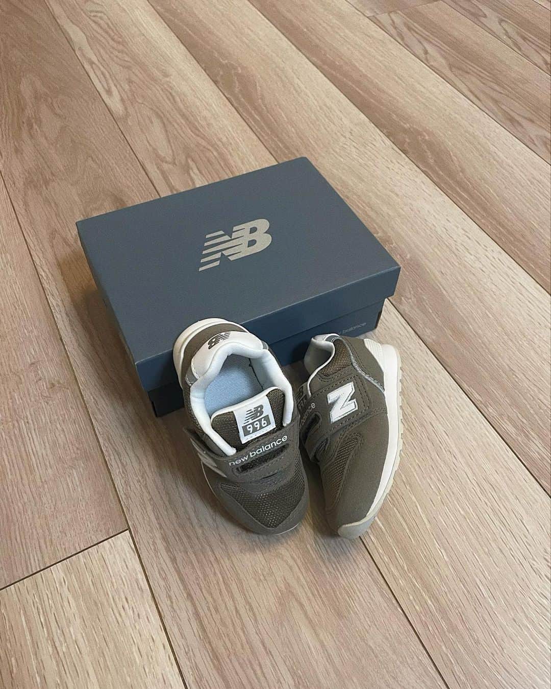松尾 瞳のインスタグラム：「new👦🏻👣  今回は @newbalance のブラウン🐻  デニムは @zara 💙  #ポンちゃんコーデ　 #こどもふく #子供服 #2歳 #2歳男の子 #男の子ママ  #ベビーシューズ #newbalance」