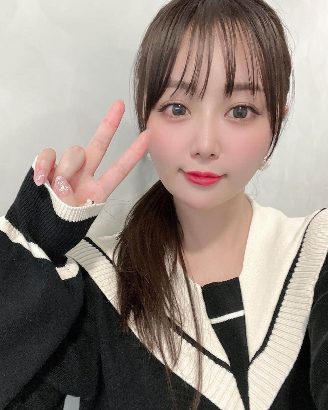 のインスタグラム：「🖤🖤🖤 2023/02/27 む〜〜〜ん⊂(　^ω^)⊃ 先々週の載せてなかったかも！ ついでにぺたりヤ！ぴすぴーす✌︎！ セーラーカラーなニットお気に入りです♡」