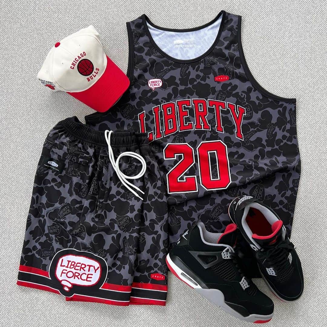 照屋 健太郎のインスタグラム：「New Basketball Jersey & Shorts 🏀  3月24〜26日、沖縄POP UPを開催します🎉  沖縄の天然記念物の蝶々『コノハチョウ』の"オレンジ×ブルー"にインスピレーションを得た新作Tシャツ(写真5枚目)や、バスケユニフォームなど！可愛い春夏アイテムをお披露目します❤️‍🔥  税込6600円以上のお買上げで会場横のカフェにて1ドリンクをプレゼント🥤また税込11000円以上で非売品クリアファイルをプレゼント致します。皆さまのご来場をお待ちしています😊🙏  3月24日(金)〜3月26日(日)10:00-18:00  ホテルアンテルーム那覇 〒900-0016  沖縄県那覇市前島3丁目27番地11 2階  #LIBERTYFORCE #CHASEYOURBRIGHTFUTURE #世界から注目される沖縄へ」