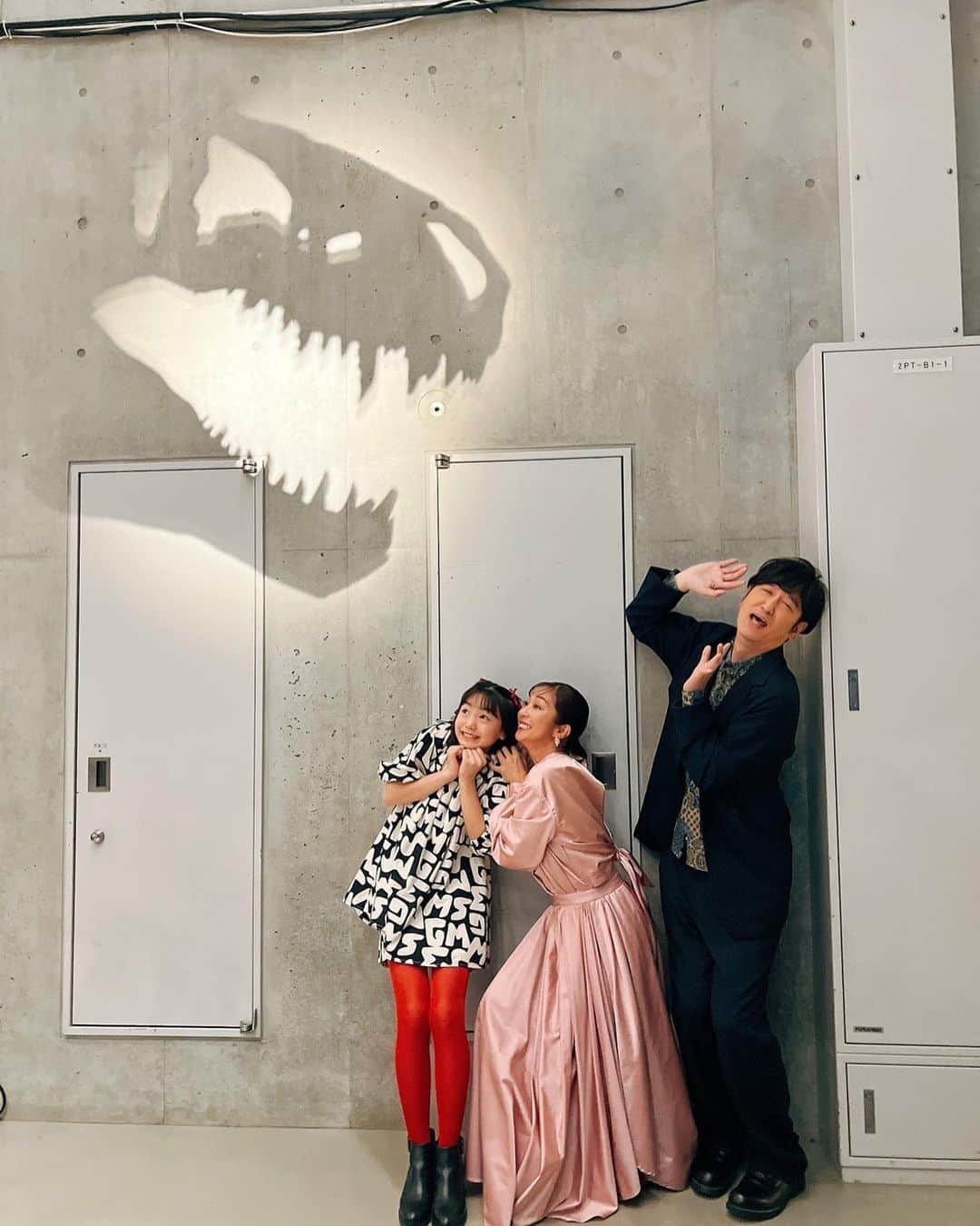 稲垣来泉さんのインスタグラム写真 - (稲垣来泉Instagram)「《出演情報》です🦖🦕🦖🦕 . #ＮＨＫスペシャル「#恐竜超世界２」の 取材会が行われました。 . ＊前編: #3月21日(火)  19時３０分 ＊後編: #3月26日(日) 21時〜 . 皆さんお待ちかねの#恐竜超世界 第2弾の放送です！ . 恐竜さんが大好きな方！ そして、恐竜さんをあまり知らない方！は この番組を観て大好きになってほしいです。 お子様をはじめ、たっくさんの方に観ていただきたいです！！！ 🦕 ・ 🦖 取材会が行われた 上野の #国立科学博物館 では  明日#3月14日 (火) から 「#恐竜博２０２３」が開幕します！！ (6月18日まで)  テレビを観て博物館でもその迫力を体験してください！ . . . #NHK ハルカの大好きを大切に見守ってくれてる パパ役👨とママ役👩 #ココリコ田中直樹 さん #優香 さん ハルカ役 #稲垣来泉 #ゴンドワナ大陸 . #NHKプラス #NHKオンデマンド でも放送されます。 . . かわいい衣装 👗… @msgm_tokyo . .」3月13日 18時20分 - kurumi_inagaki