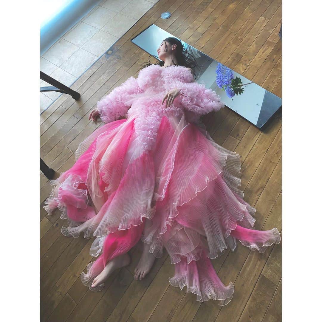 ARAKI SHIROさんのインスタグラム写真 - (ARAKI SHIROInstagram)「-pinky mermaid dress🧜🏻‍♀️🌸🧜🏻‍♀️(behind the shoot)- session with  @yutamatsukizono  @shige_nn  @hairmake_upmaimai  costume by me . . . . #ARAKISHIRO #emergingdesigner#elegantdresses#fashiondress#couturedress#couturefashion#fashionportrait#editorialfashion#衣装#コスチューム#アラキシロウ」3月13日 18時15分 - arakishiro
