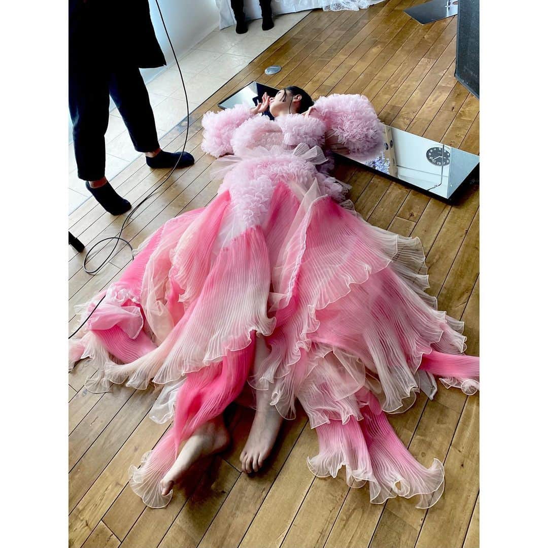 ARAKI SHIROのインスタグラム：「-pinky mermaid dress🧜🏻‍♀️🌸🧜🏻‍♀️(behind the shoot)- session with  @yutamatsukizono  @shige_nn  @hairmake_upmaimai  costume by me . . . . #ARAKISHIRO #emergingdesigner#elegantdresses#fashiondress#couturedress#couturefashion#fashionportrait#editorialfashion#衣装#コスチューム#アラキシロウ」