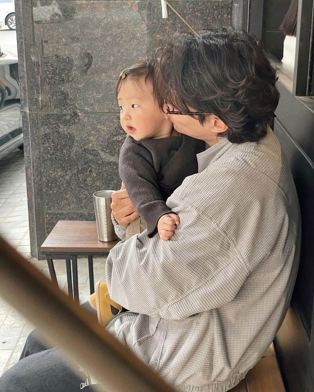 シン・ダウンさんのインスタグラム写真 - (シン・ダウンInstagram)「. 아빠사진만 봐도 우는 임소장껌딱지와 햇살 맞으며 주말 보내기🌝  왜 넌 나를 안찾니 홀리👶🏻야?  나랑은 맨날 붙어있는데!!🤔  #효자?  #신난다은육아👩🏻」3月13日 18時17分 - shindandan_