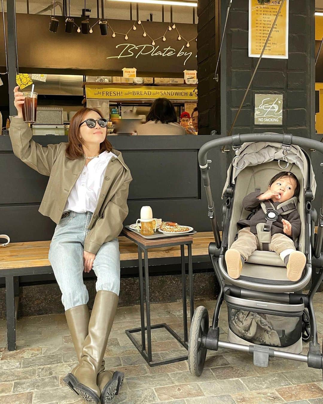 シン・ダウンさんのインスタグラム写真 - (シン・ダウンInstagram)「. 아빠사진만 봐도 우는 임소장껌딱지와 햇살 맞으며 주말 보내기🌝  왜 넌 나를 안찾니 홀리👶🏻야?  나랑은 맨날 붙어있는데!!🤔  #효자?  #신난다은육아👩🏻」3月13日 18時17分 - shindandan_