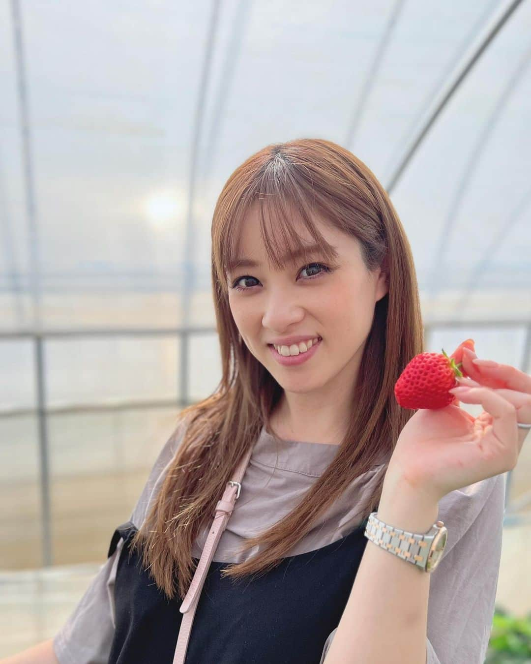 野田彩加のインスタグラム：「いちご狩りに行ってきたよ🍓 娘は初めてのいちご狩り🤭 いちご大好きなんだけど、いちご狩りがわからないから、食べていいんだよ〜ってのはわからないけど、大好きな🍓がたくさんあるから嬉しそうだった😍 たくさん食べてたよ🍓🍓 #いちご狩り　#strawberry #🍓　#春だね #子連れお出かけ #初めてのいちご狩り」