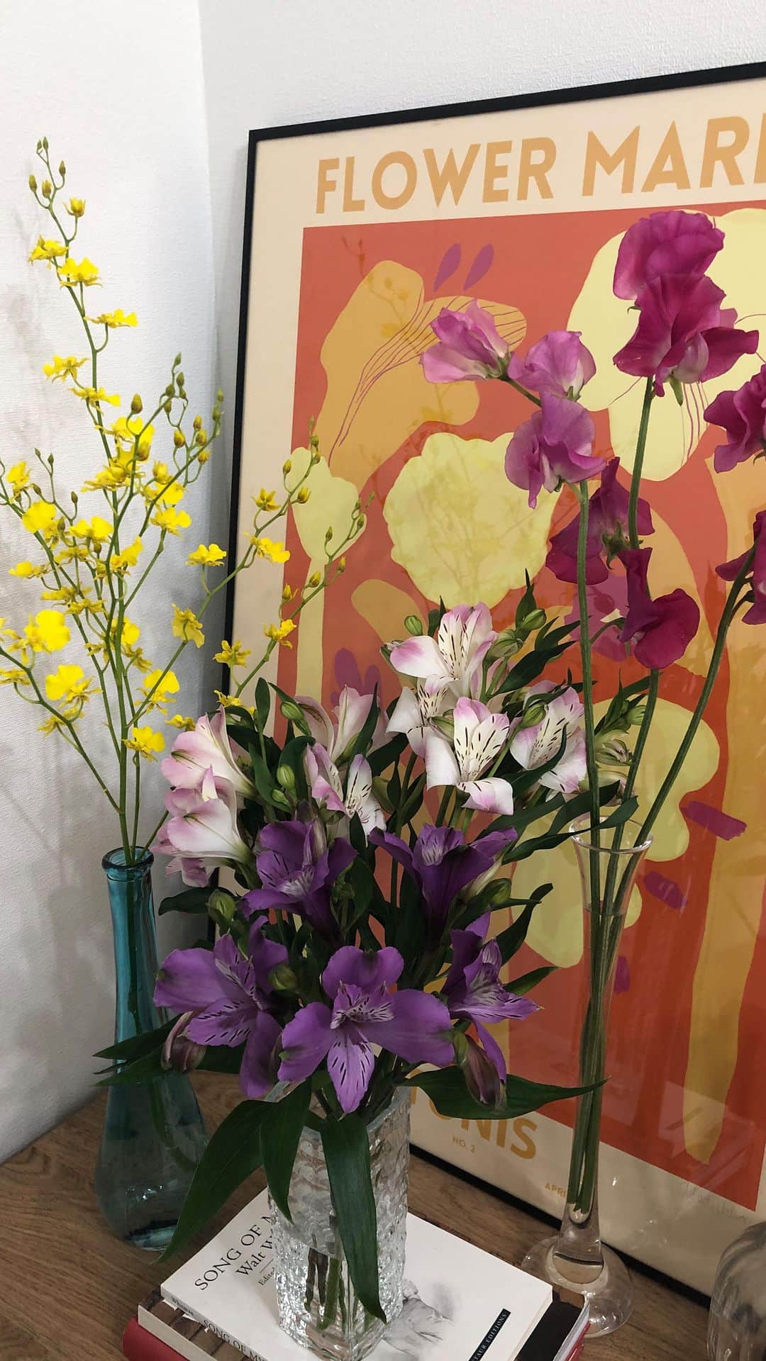 安倍実香のインスタグラム：「雨の日☔️ 雨が上がってから久しぶりにお花を買いに行きました💐ソファの横が南国のようになりました リールの音源でムーディーな曲になっているけれど、お花を生けていたときの実際のBGMはボンジョヴィの禁じられた愛でした、来日しないかしら、、 #賃貸インテリア #花のある暮らし #花のある生活 #vlog」