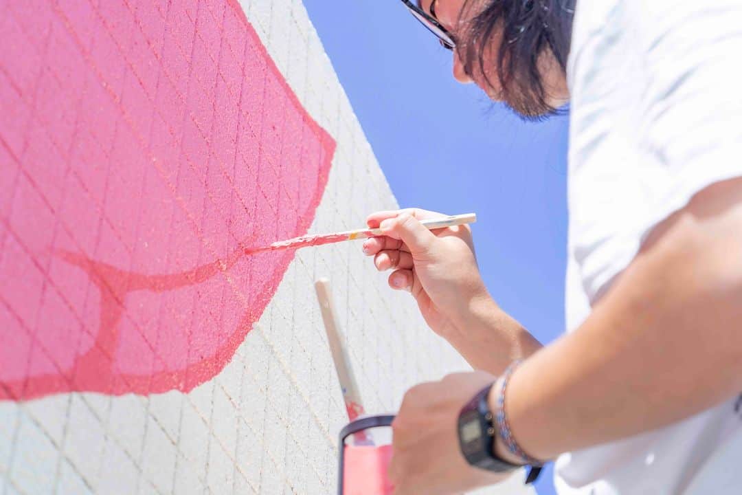 THE LUIGANS Spa&Resortさんのインスタグラム写真 - (THE LUIGANS Spa&ResortInstagram)「『ARTIST ROOM No.3 #335』  wok22( @wok22 ) が手描きで仕上げた 客室ながら唯一無二の作品、 ARTIST ROOM by wok22.  ルイガンズの大きな窓に繋がる 太陽と雲、青い空をイメージした 3つ目となるお部屋です。  お部屋にある絵画にも オリジナリティのある色彩と彼の感性を加え お部屋の世界観を更に鮮やかに 仕上げてくださいました。  更にこのお部屋にある大きなバルコニーにも 青い空に映える、ルイガンズの色味を表現した ブーゲンビリアを描き、 バルコニーテラスにも遊び心のある仕上げが。  このお部屋にも、 紹介しきれないほどの仕掛けが隠されています。 ご滞在の際には、隠れた作品を探していただくのも お泊りの際の楽しみのひとつです。  ホテル1階の彼のアート作品の展示をした ”アートストリート”でも 間近で作品をご覧いただけ、実際にご購入が可能です。  ホテルに滞在しながら感性を刺激する、 素晴らしいアートとの出逢いがありますように。  -------------- *詳しくはプロフィールURLより 『【EVENT】ART RELAY PROJECT』から ご確認ください。 *アートストリートの作品はご購入も可能です。 感性を刺激する作品との出逢いがありますように。  #ルイガンズ #luigans #pdsのある人生 #wok22 #artrelayproject」3月13日 18時30分 - theluigans