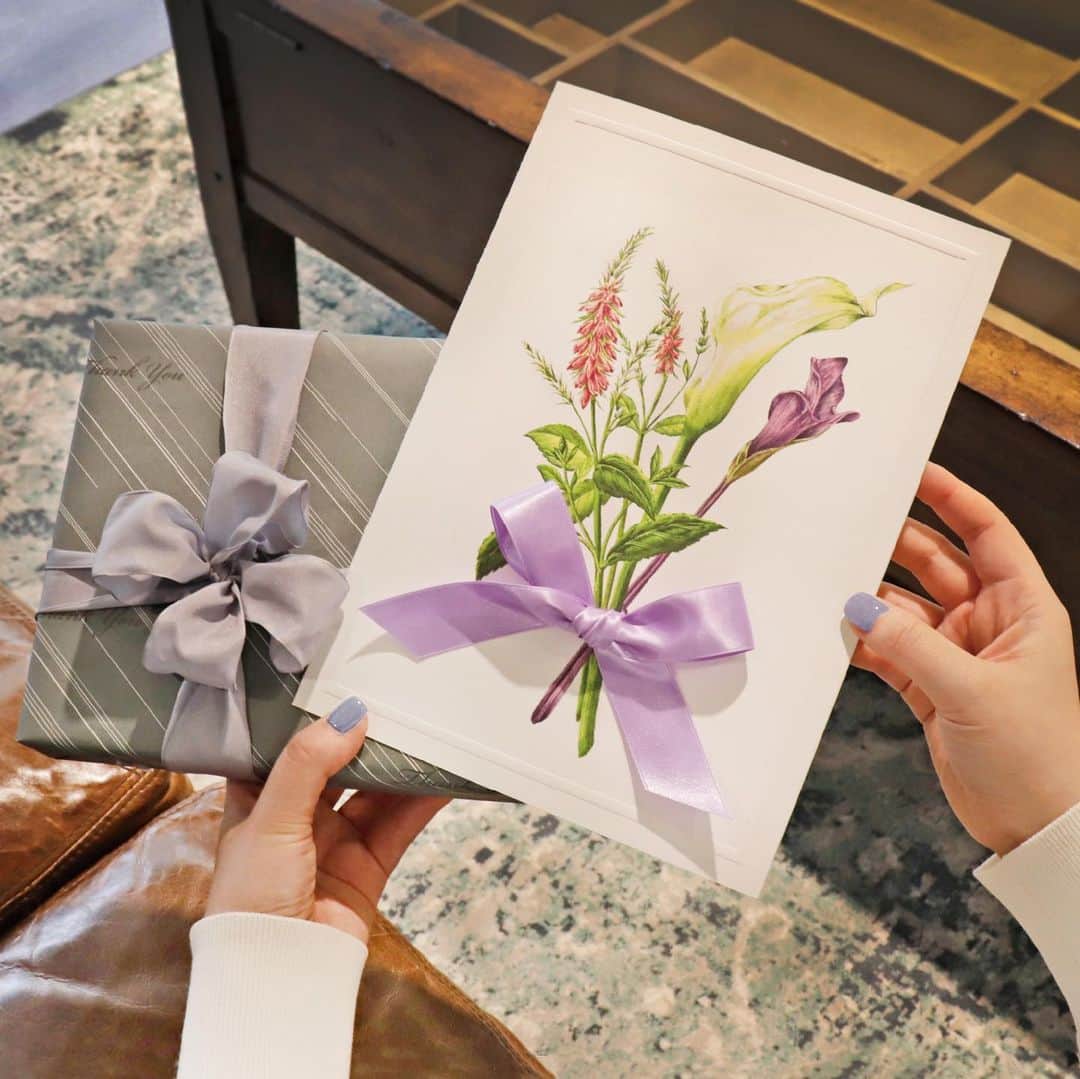 伊東屋さんのインスタグラム写真 - (伊東屋Instagram)「季節の旬な草花でつくった花束を描いた、伊東屋オリジナルのグリーティングカードに大きいサイズができました。   複数人からのメッセージを書いたり、思い出の写真を貼ったり、小さなお子様が絵を描いたり。 大きいサイズだからこその使い方をお楽しみいただけます。  またこちらのサイズはG.Itoya8Fにてリボンをお付けするサービスも。 特別な機会にぜひご利用ください。  Ito-ya's original greeting card depicting a bouquet of seasonal flowers and plants is now available in a larger size.   You can write messages from several people, put up photos of your memories, or let your little ones draw pictures on them. The large size allows you to use it in a variety of ways.  For larger cards, G.Itoya 8F offers a ribbon-attaching service. Please take advantage of this service for your special occasion.  #cards#greetingcards#carddesign#botanicalart#floralcard#春の花#springflower#銀座伊東屋#伊東屋#ginzaitoya#itoya#文房具#文具#文房具好き#文具好き#文具沼#文房具沼#stationery#stationeryaddict#stationerylove」3月13日 18時30分 - itoya_official
