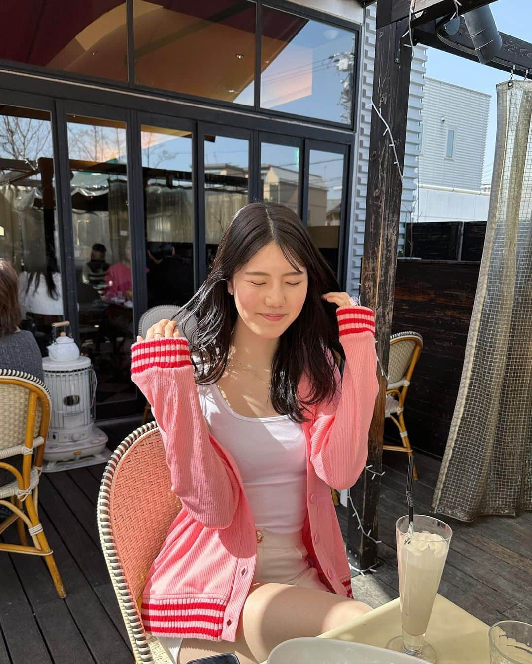 竹内佐織さんのインスタグラム写真 - (竹内佐織Instagram)「今日寒すぎ🥶🍃 暖かい日々、もどってこ〜い☀️ 寒いので今夜は牡蠣のグラタンを食べます、お酒も飲みます、寒いから仕方ない😎  . . #池下カフェ #名古屋カフェ #千種カフェ  #ショートパンツ　#ニット#サマーニット#カラーコーデ #ピンクコーデ#高身長#おるちゃん#オルチャンファッション #オルチャン#韓国ファッション #韓国メイク #셀카#얼스타그램#좋아요#좋아요반사#소통#팔로우환영#오오티디#오늘의훈녀 #ザラ#ザラ購入品 #スニーカー #タンクトップ#海外ガール #海外ファッション #海外コーデ #adidas」3月13日 18時31分 - takeuchi_saori_official