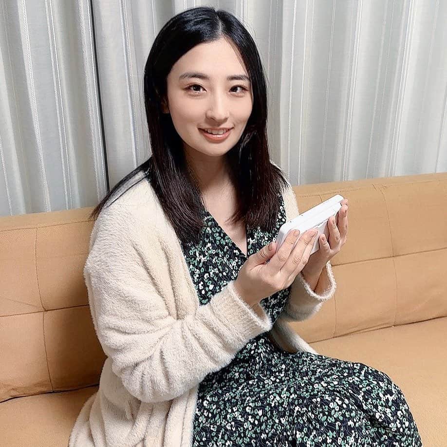 のインスタグラム：「最近、@babysensejapanさまから頂いたベビーセンスホームとベビーモニターを使い始めました♡  ベビーセンスホームは私が入院していた産院でも使っていて、 ずっと欲しいと思っていました💓 いつも爆睡している時、ちゃんと息してるかな？とか心配になるんだけど、 ベビーセンスホームは眠っている赤ちゃんの動きを感知できない時にアラーム音でお知らせしてくれるので、とっても安心😮‍💨  我が家に帰ったらベビーベットに設置する予定なんだけど、 電源ケーブル不要の電池式で設置するだけだから、私でも簡単に取り付けられそう💪🏻  そして、ベビーセンスホームと併せてベビーモニターも使い始めました！ 娘が眠りについた後、寝ている姿をモニターで見守りながら リビングで自分の時間を作れるのでとても助かっています🙏🏻  ベビーモニターがなかったら、心配で1人で2階の寝室には置いていけないので、あるだけで本当に心強い✨  ホワイトノイズや子守唄も流せるのもありがたいです💗  ベビーモニターも簡単に取り付けられるので、東京に帰ってからも重宝します！  娘が産まれてから1日があっという間に終わっちゃう日々だけど、 便利なものをうまく取り入れて、これからも子育て頑張ります💪🏻  #ベビーセンス #ベビーセンスホーム #ベビーモニター #新米ママ #0歳児 #女の子ママ #見守りカメラ #ベビー用品 #ベビーセンサー #SIDS」