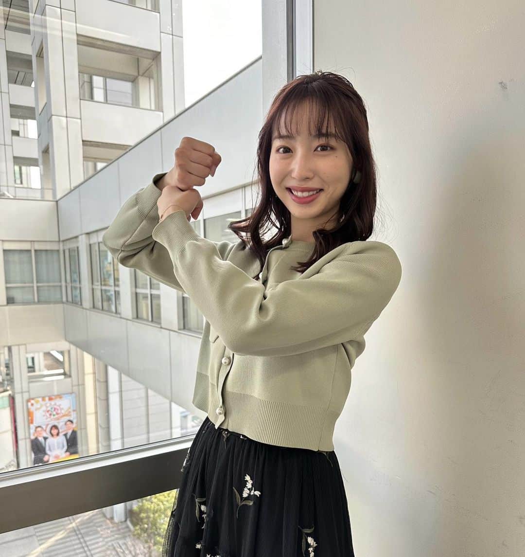 林佑香のインスタグラム：「昨日のオーストラリア戦も日本快勝でしたね⚾︎✨ 昨夜の余韻で、今朝は異常にテンションが高かったです！笑 木曜日の準々決勝も楽しみ☺︎  そして、今日3月13日はサンドイッチデーだそうです！私は昔からピーナッツバターサンドが大好きです🙂　　　2枚目はちょっとおにぎりにも見えますが、、、、 サンドイッチのポーズしてみました〜！」