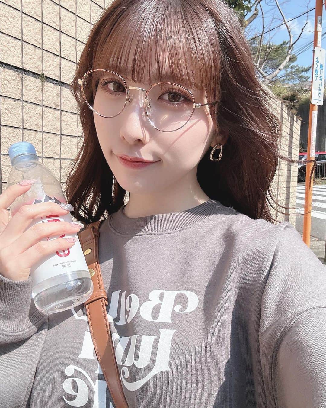 紗愛のインスタグラム：「最近ぽかぽかで春を感じる☺️🔆  #ootd #めがね女子 #私服 #散歩 #ラフコーデ #トレーナー」